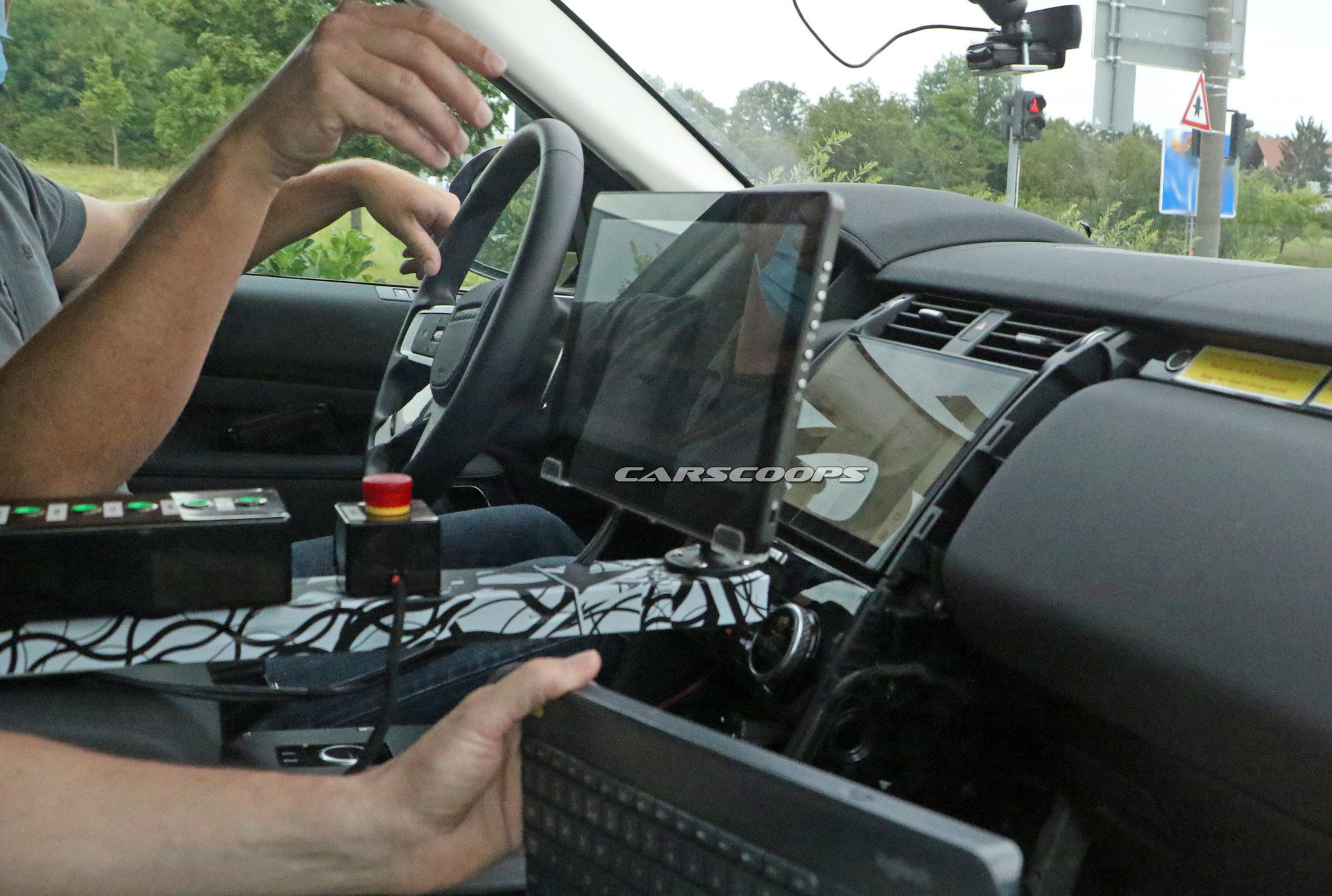2021 Land Rover Discovery Spied With Larger Touchscreen Display