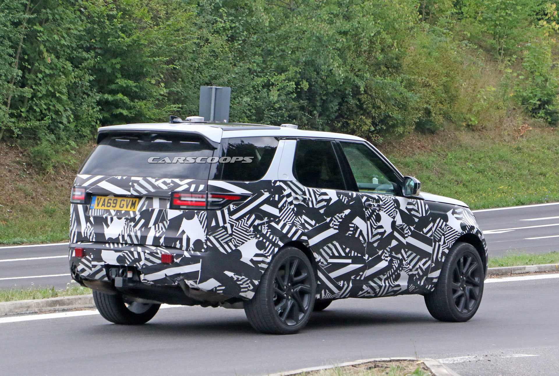 2021 Land Rover Discovery Spied With Larger Touchscreen Display