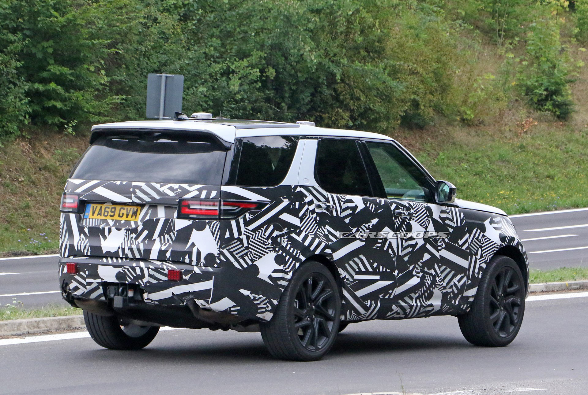 2021 Land Rover Discovery Spied With Larger Touchscreen Display