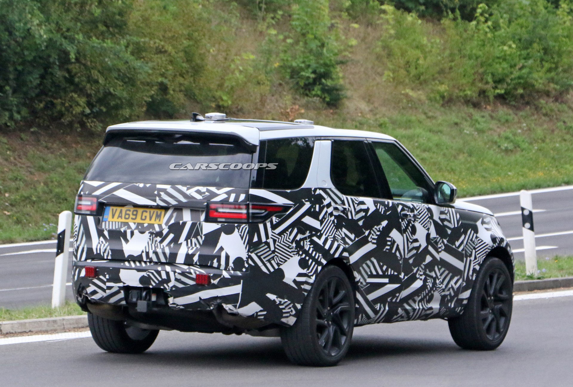 2021 Land Rover Discovery Spied With Larger Touchscreen Display