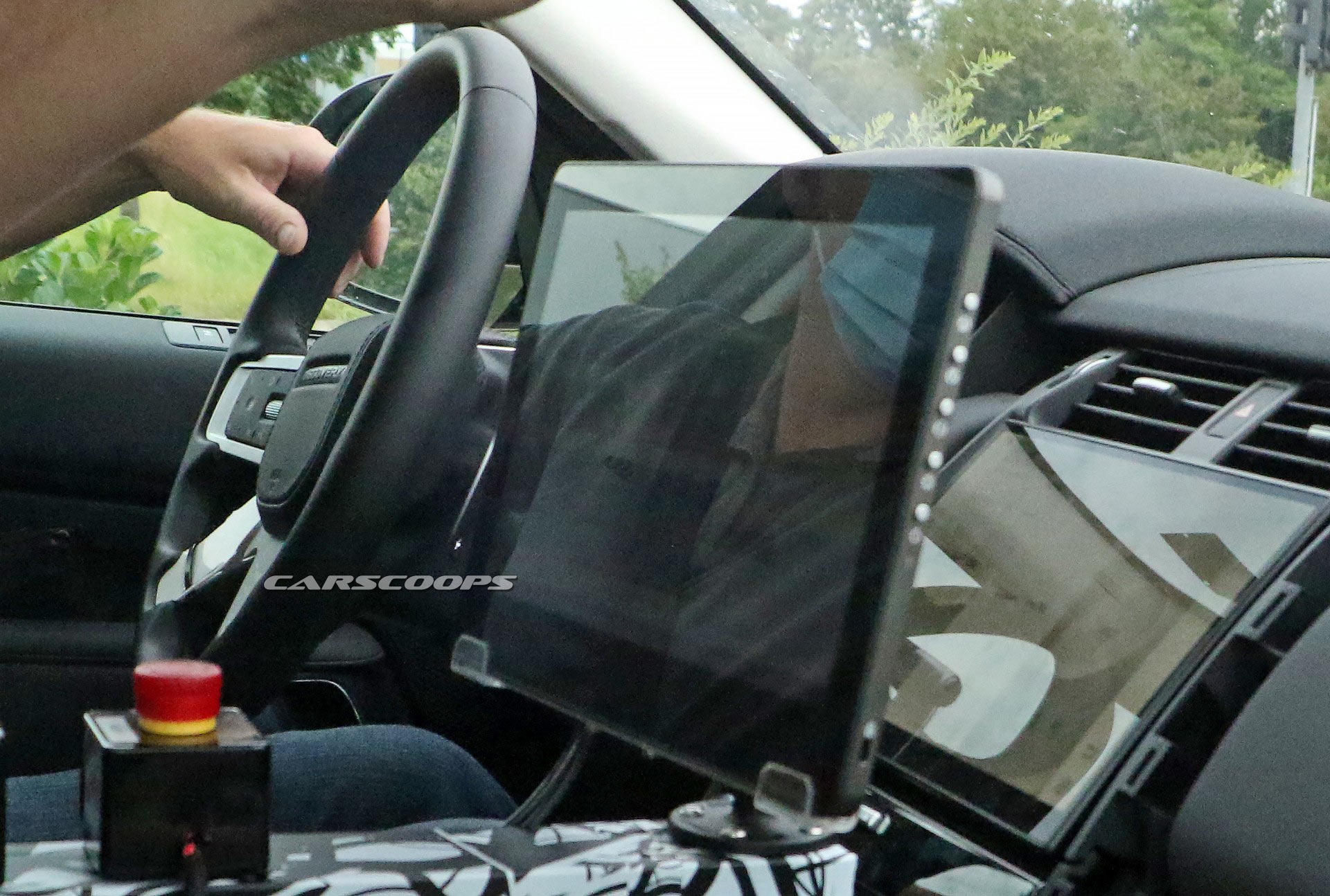 2021 Land Rover Discovery Spied With Larger Touchscreen Display