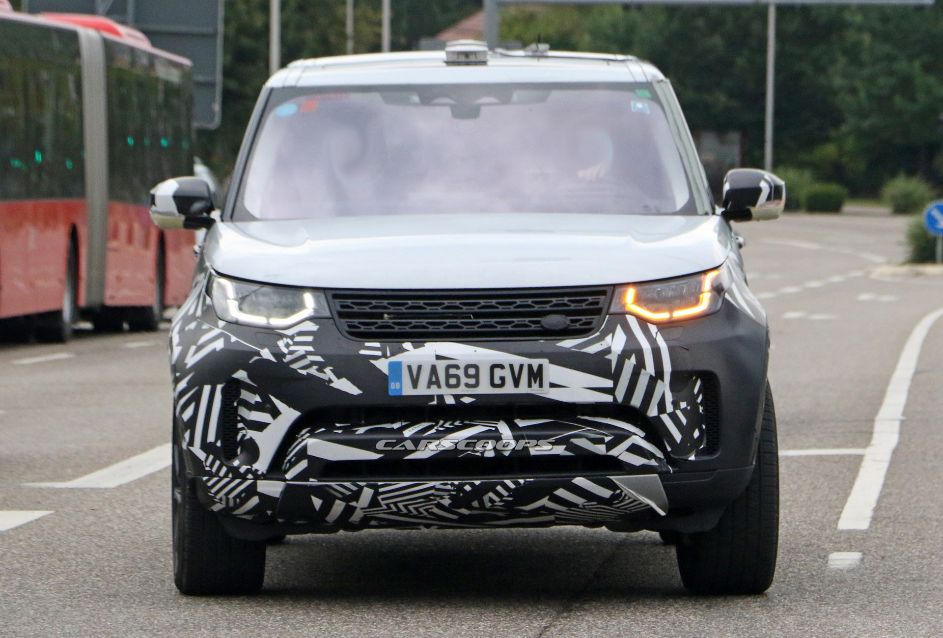 2021 Land Rover Discovery Spied With Larger Touchscreen Display