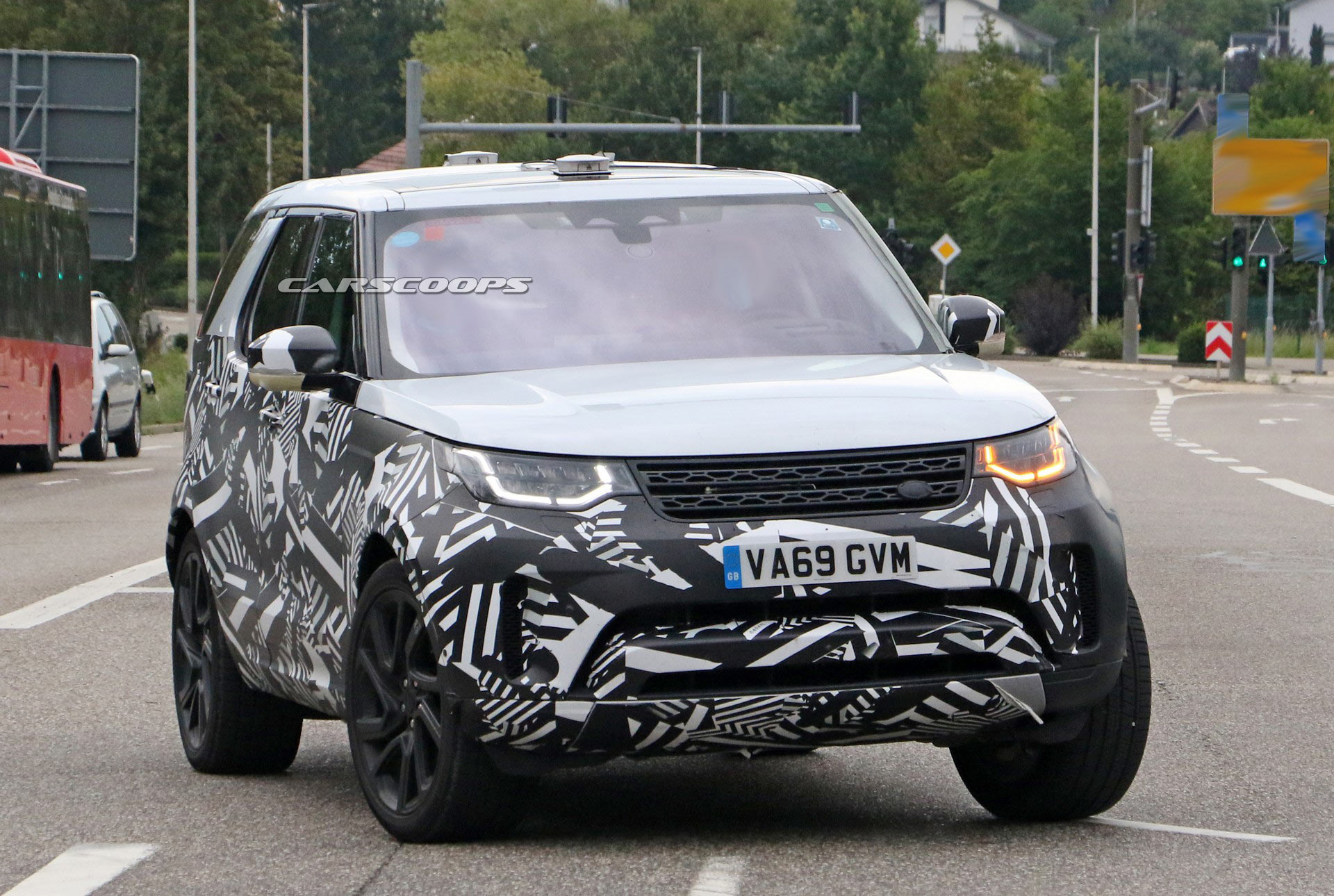 2021 Land Rover Discovery Spied With Larger Touchscreen Display