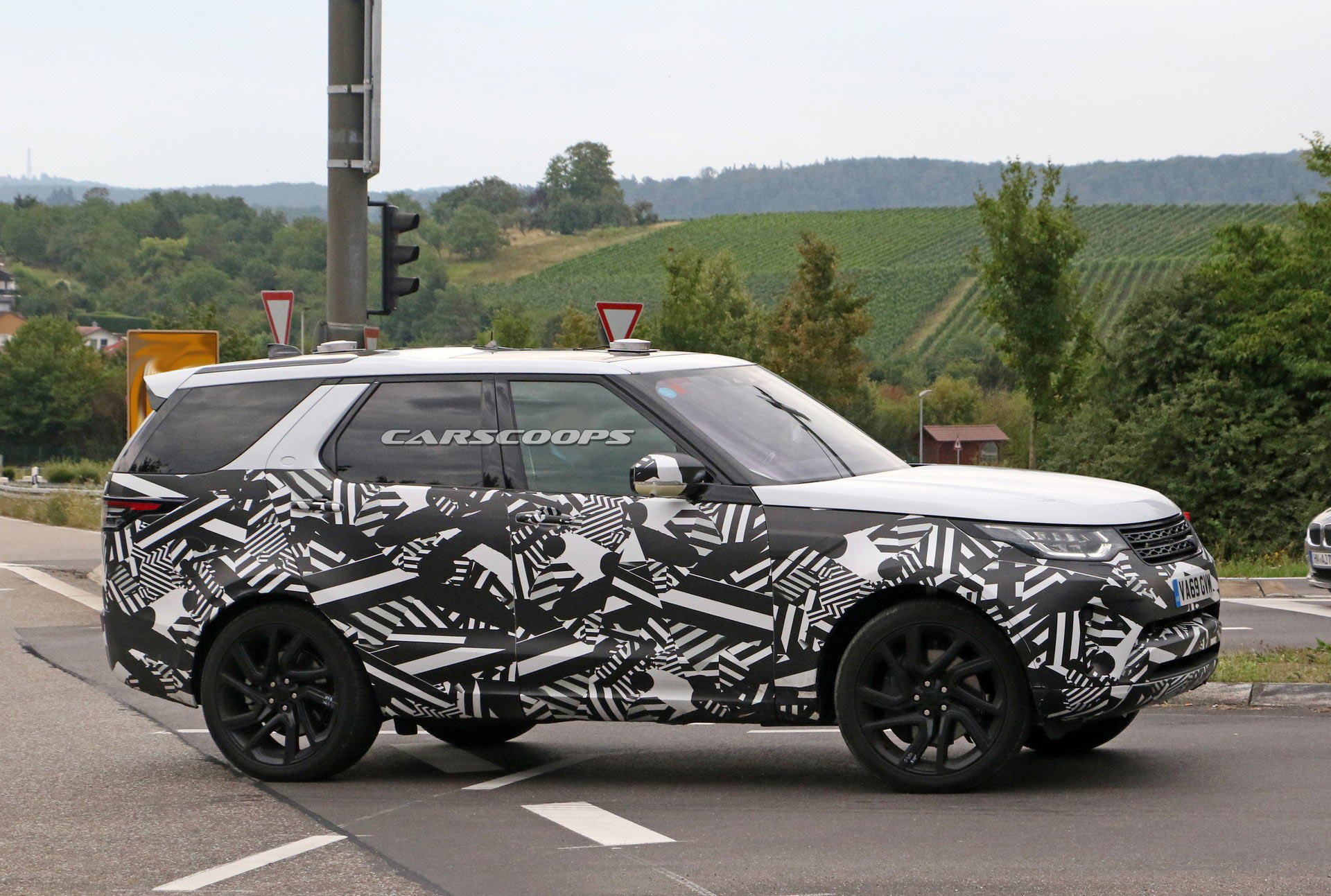 2021 Land Rover Discovery Spied With Larger Touchscreen Display