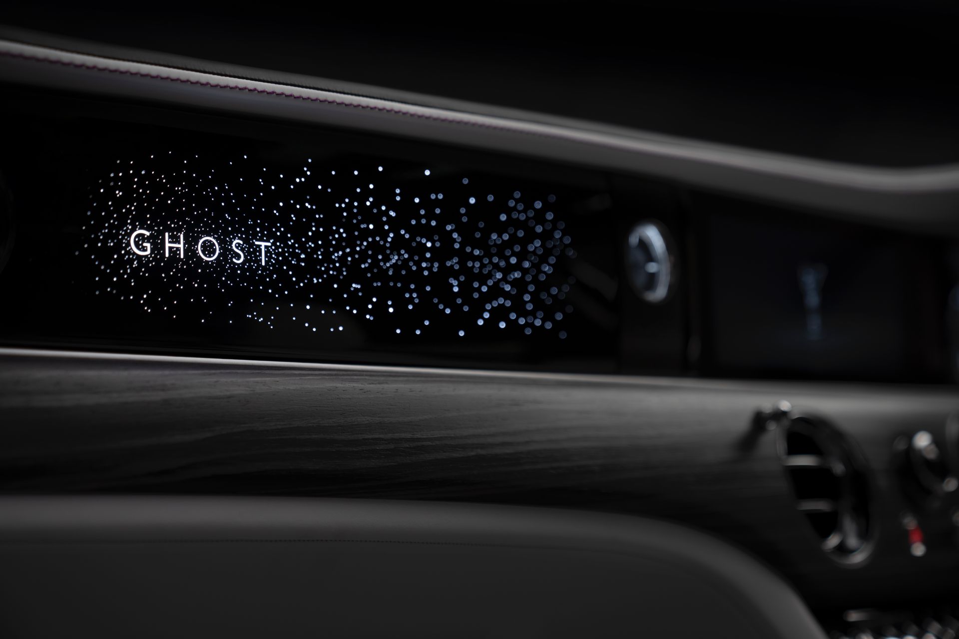 2020 - [Rolls-Royce] Ghost II - Page 3 2021-Rolls-Royce-Ghost-illuminated-fascia