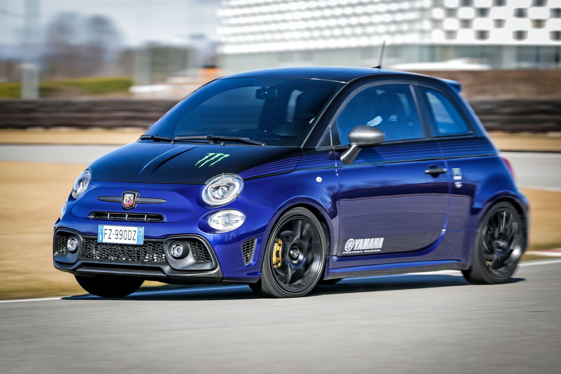 2015 - [Fiat] 500 Restylée - Page 24 Abarth-595-Monster-Energy-Yamaha-Edition-13