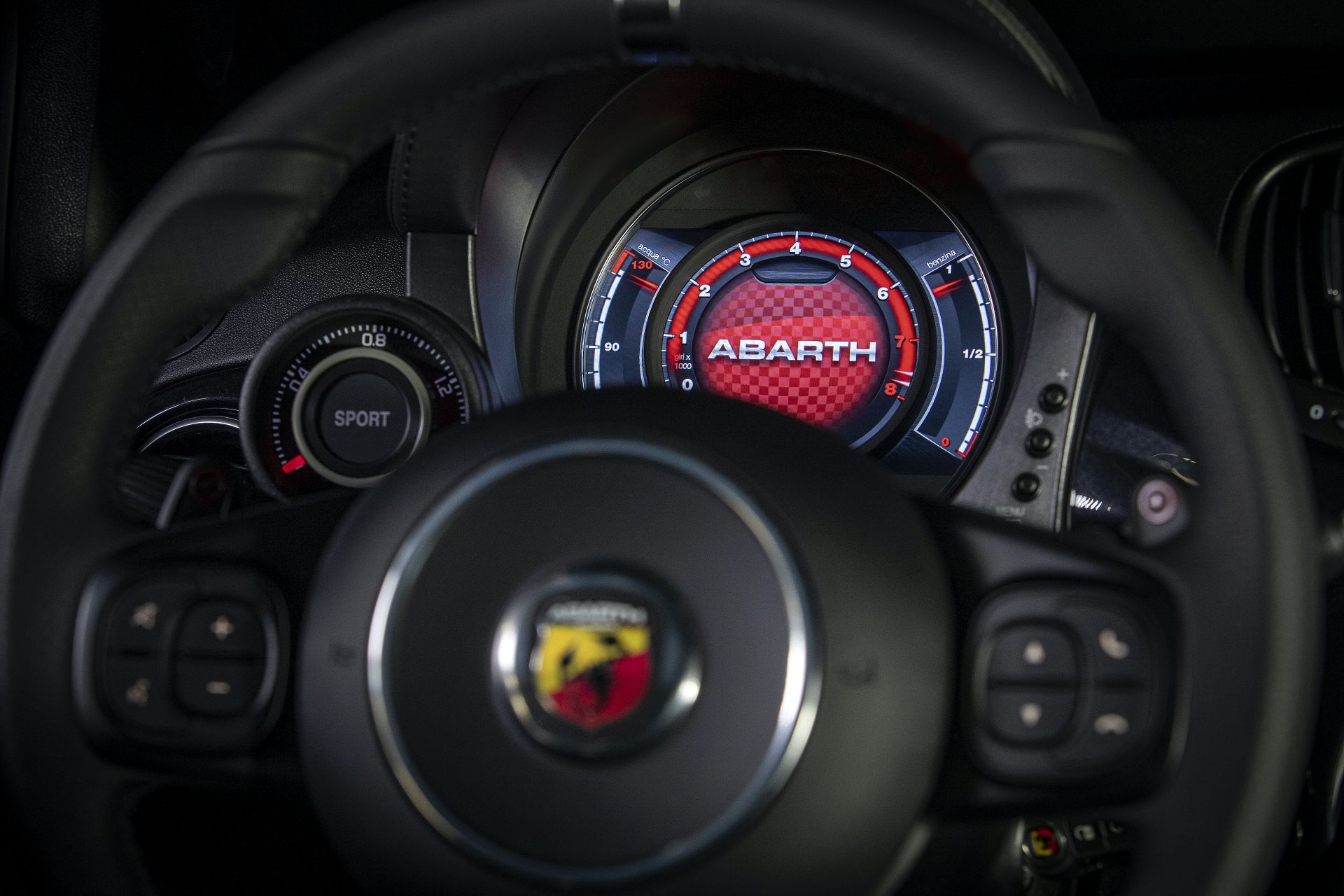 2015 - [Fiat] 500 Restylée - Page 24 Abarth-595-Monster-Energy-Yamaha-Edition-19