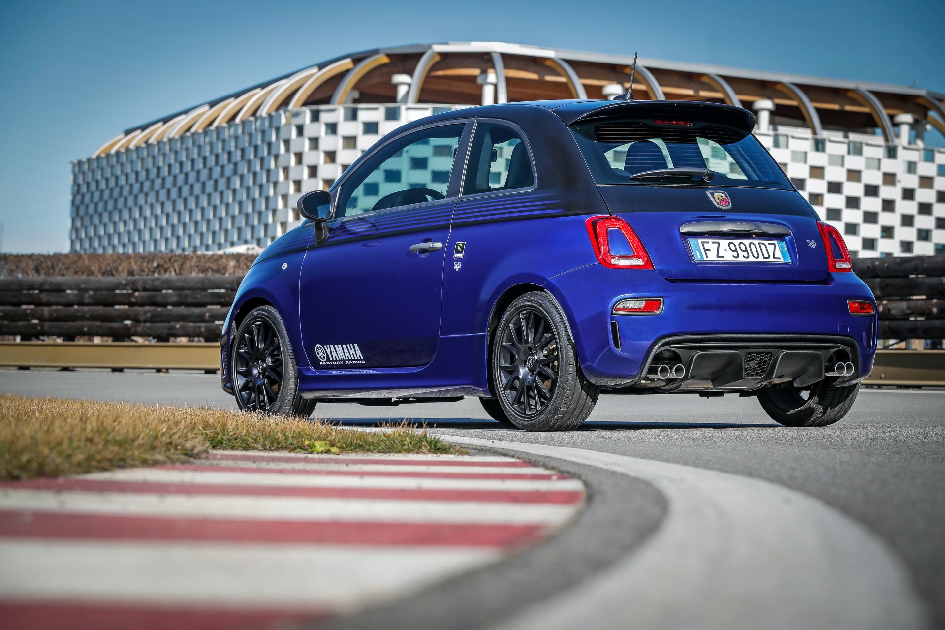 2015 - [Fiat] 500 Restylée - Page 24 Abarth-595-Monster-Energy-Yamaha-Edition-5