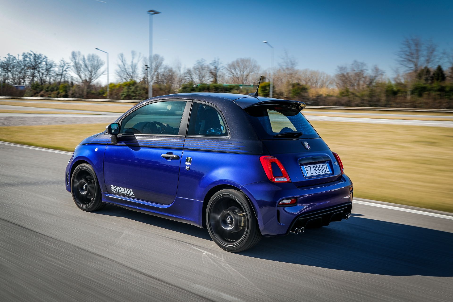 2015 - [Fiat] 500 Restylée - Page 24 Abarth-595-Monster-Energy-Yamaha-Edition-8