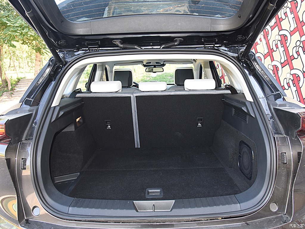 This New Chinese EV Comes With A Cute 3D Holographic Assistant