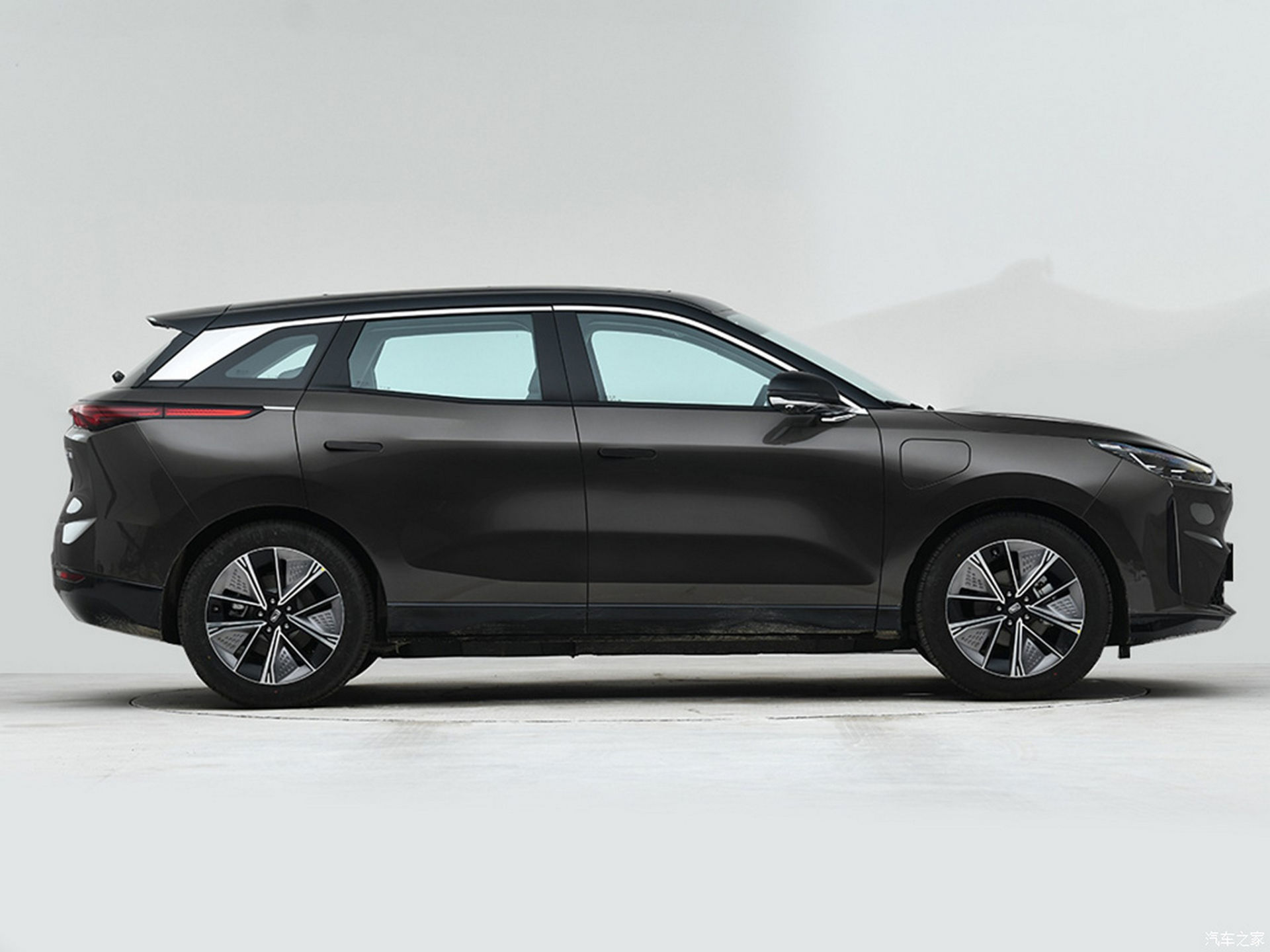 This New Chinese EV Comes With A Cute 3D Holographic Assistant