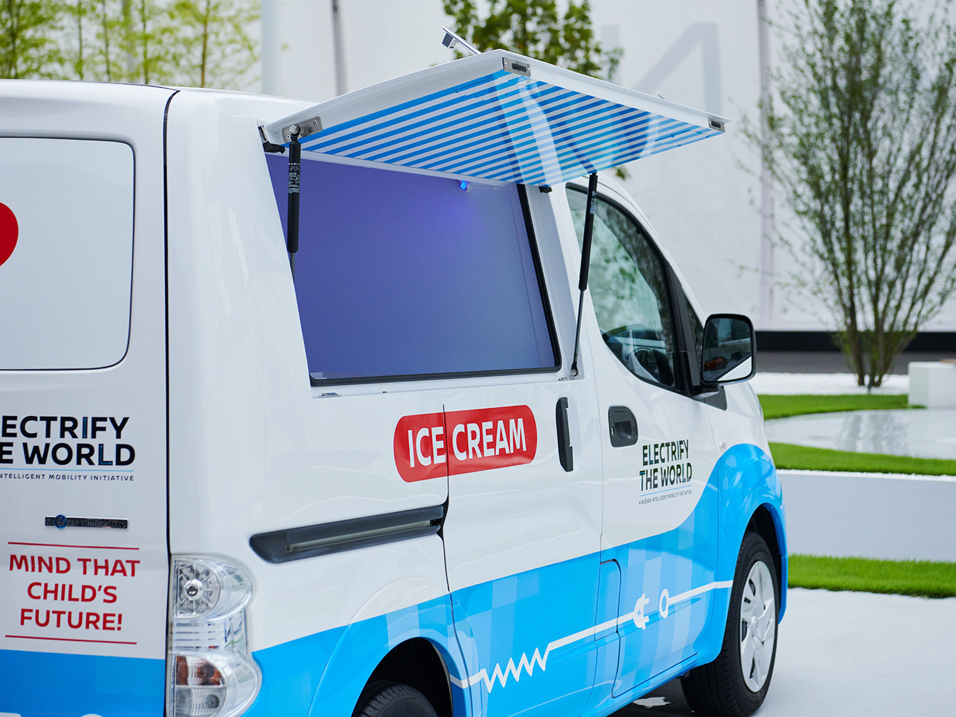 Nissan Will Let You Pay For Parking With… Electricity