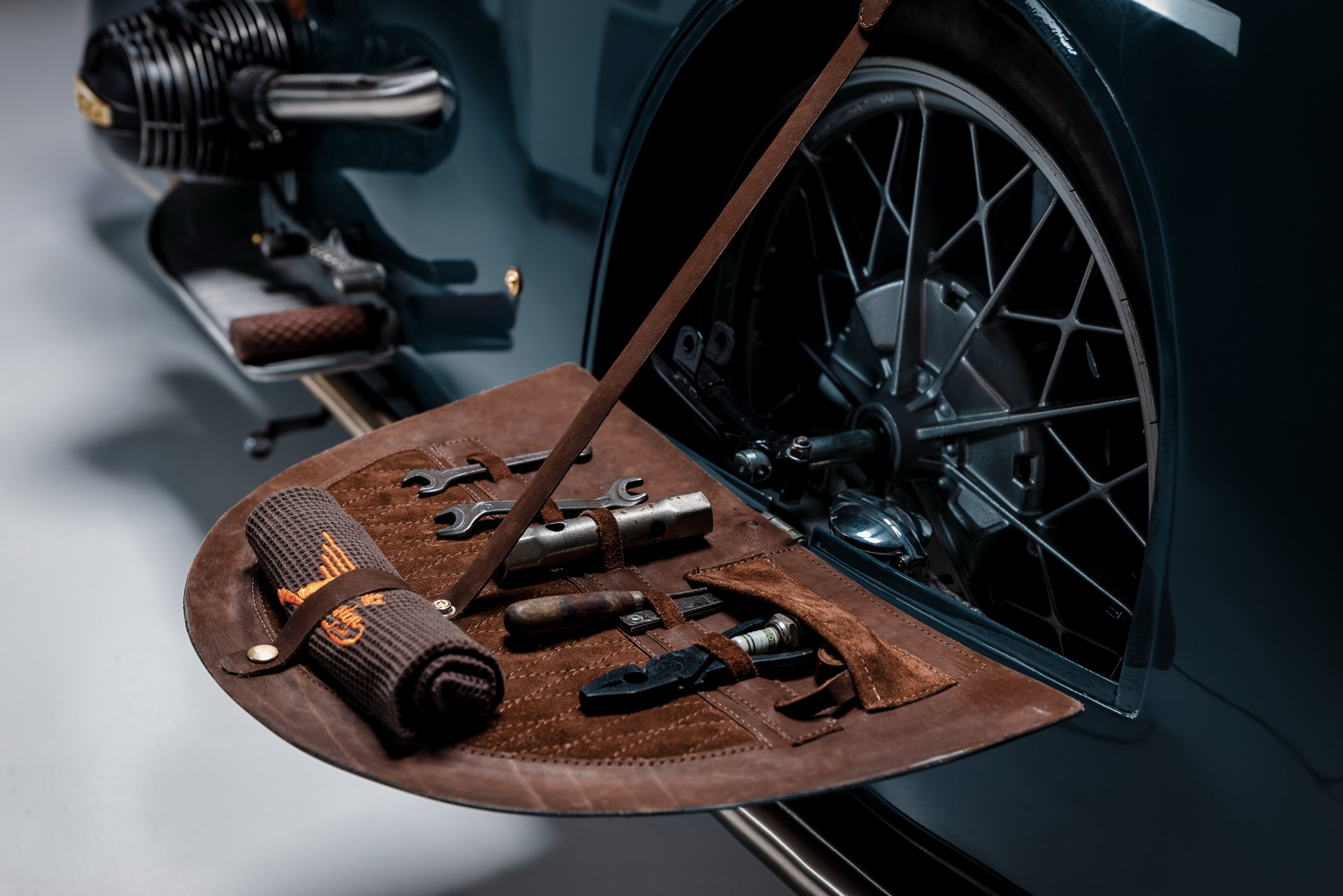 Steampunk-Styled BMW R100 Bike Has Its Own Wine Bottle Compartment