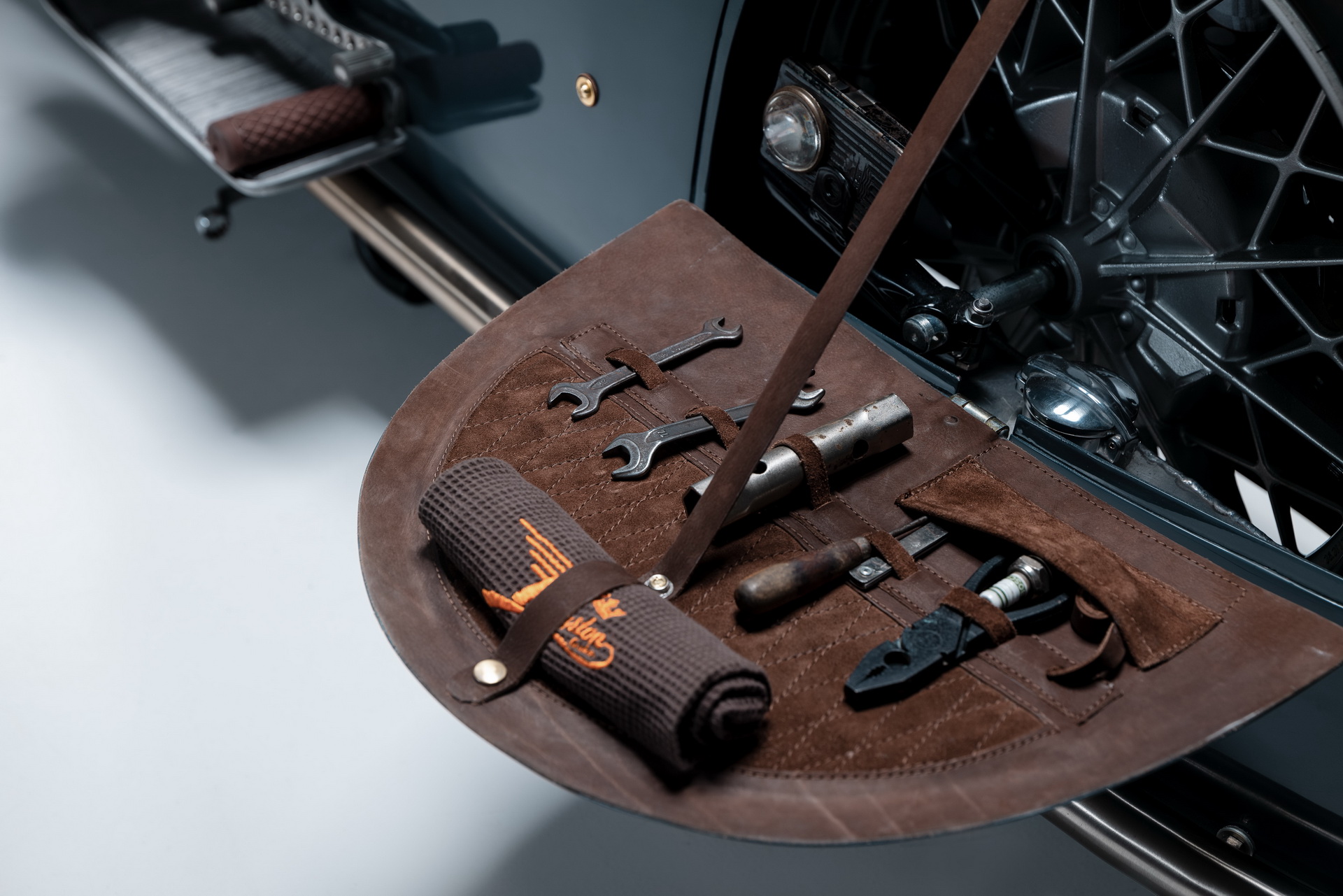 Steampunk-Styled BMW R100 Bike Has Its Own Wine Bottle Compartment