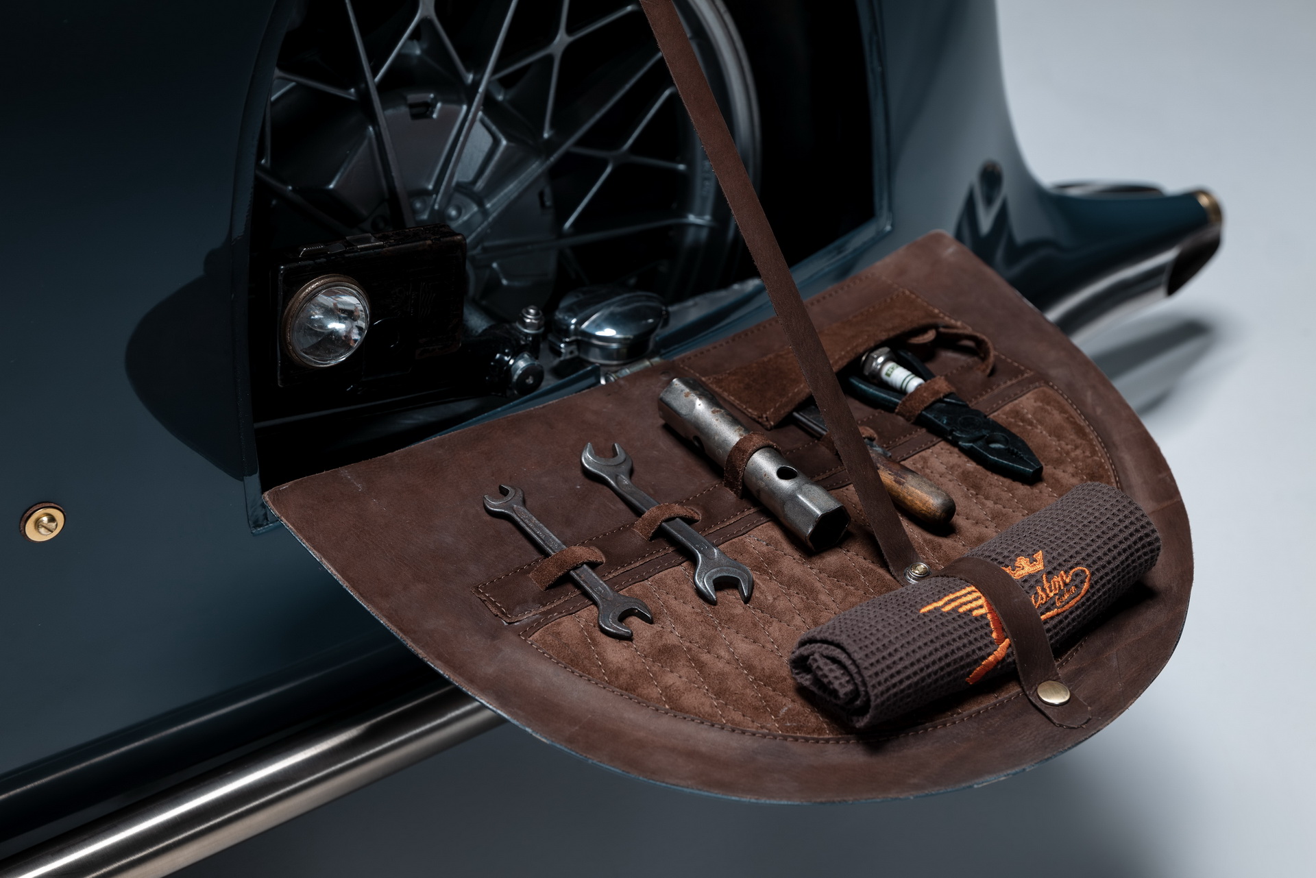 Steampunk-Styled BMW R100 Bike Has Its Own Wine Bottle Compartment