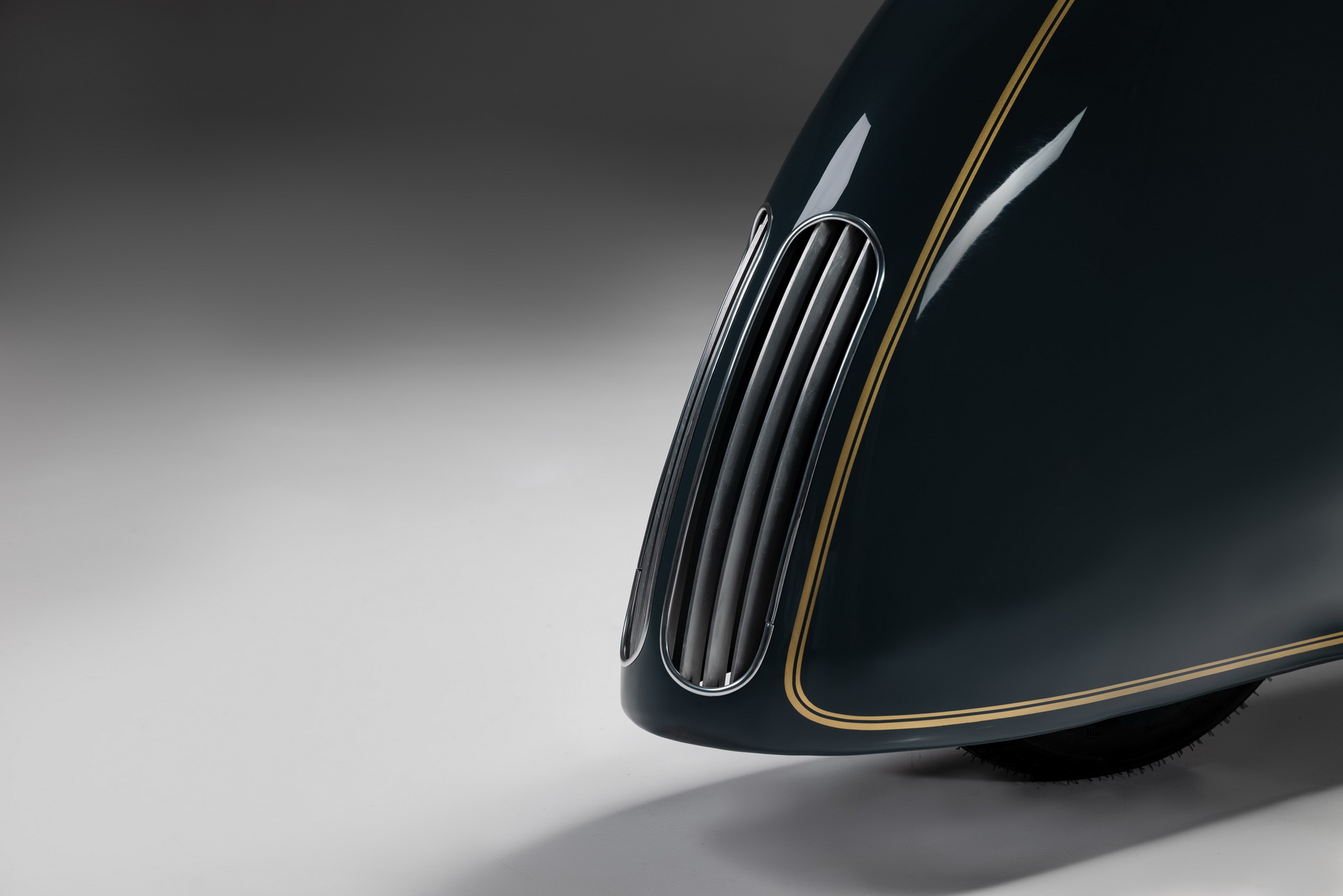 Steampunk-Styled BMW R100 Bike Has Its Own Wine Bottle Compartment