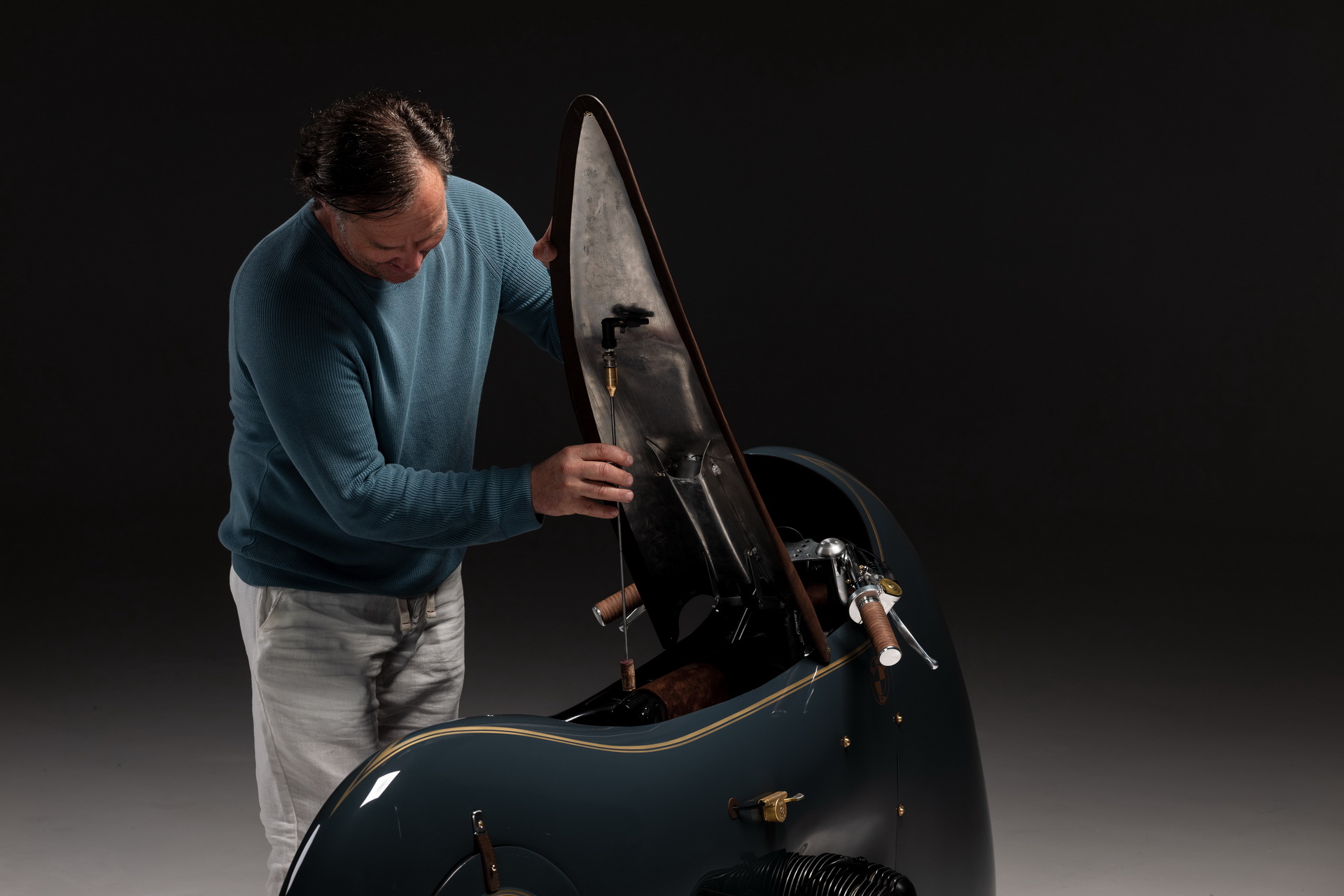 Steampunk-Styled BMW R100 Bike Has Its Own Wine Bottle Compartment