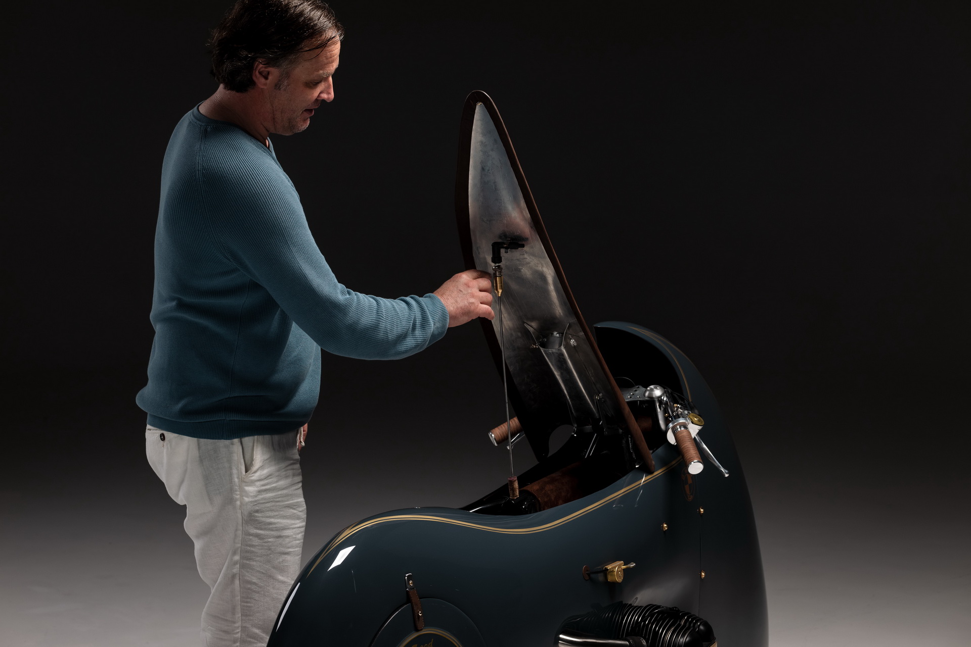 Steampunk-Styled BMW R100 Bike Has Its Own Wine Bottle Compartment