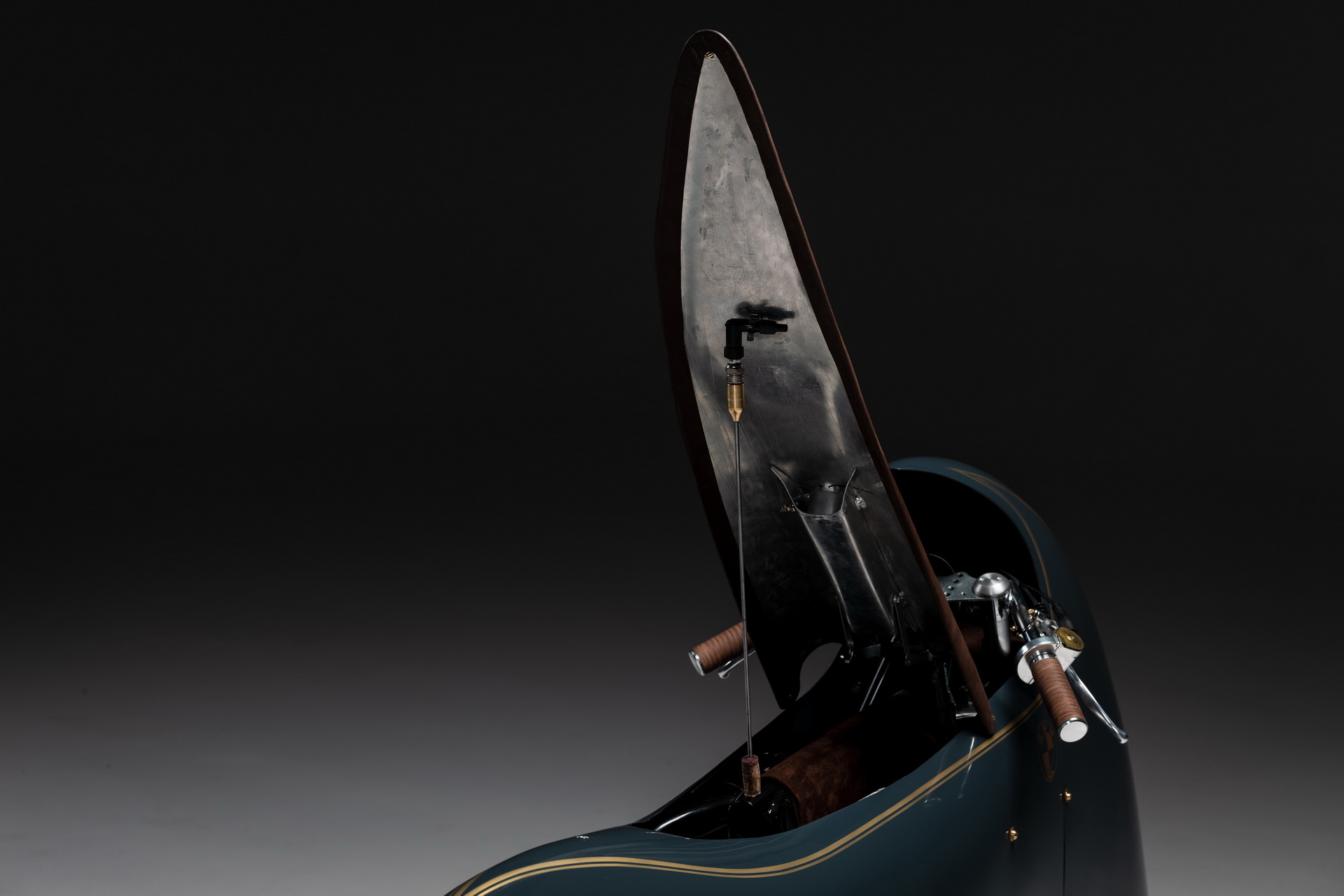 Steampunk-Styled BMW R100 Bike Has Its Own Wine Bottle Compartment