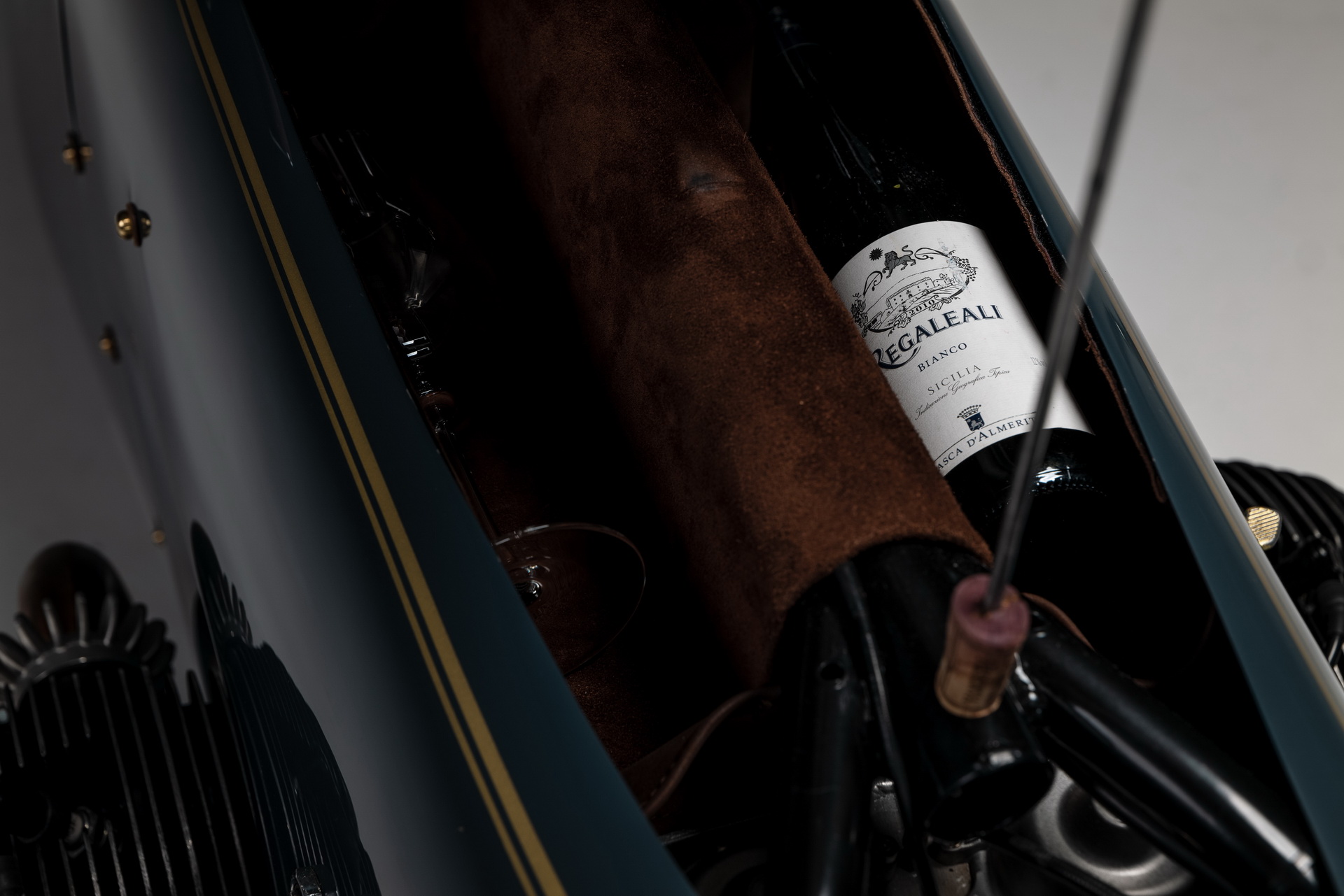 Steampunk-Styled BMW R100 Bike Has Its Own Wine Bottle Compartment