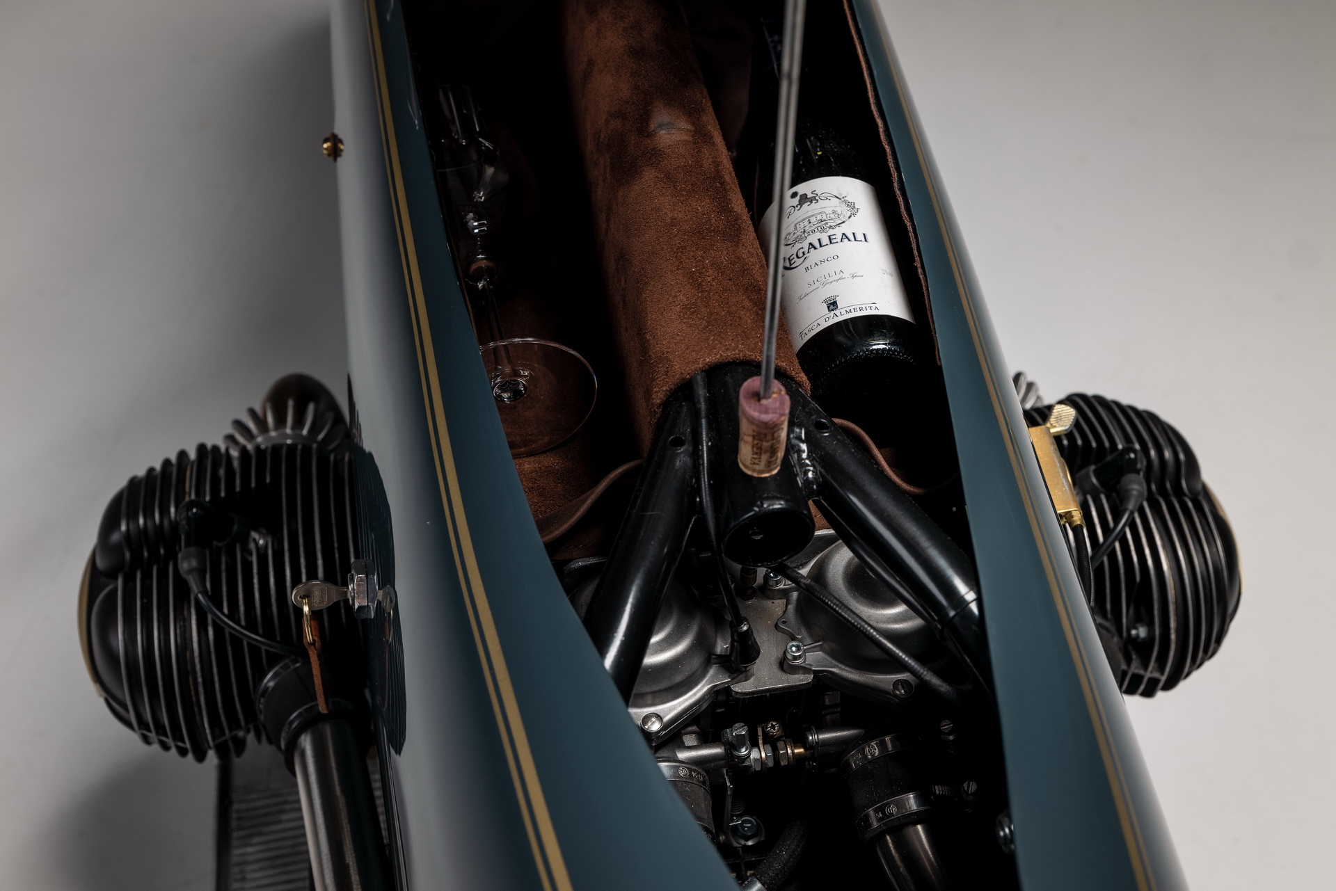 Steampunk-Styled BMW R100 Bike Has Its Own Wine Bottle Compartment