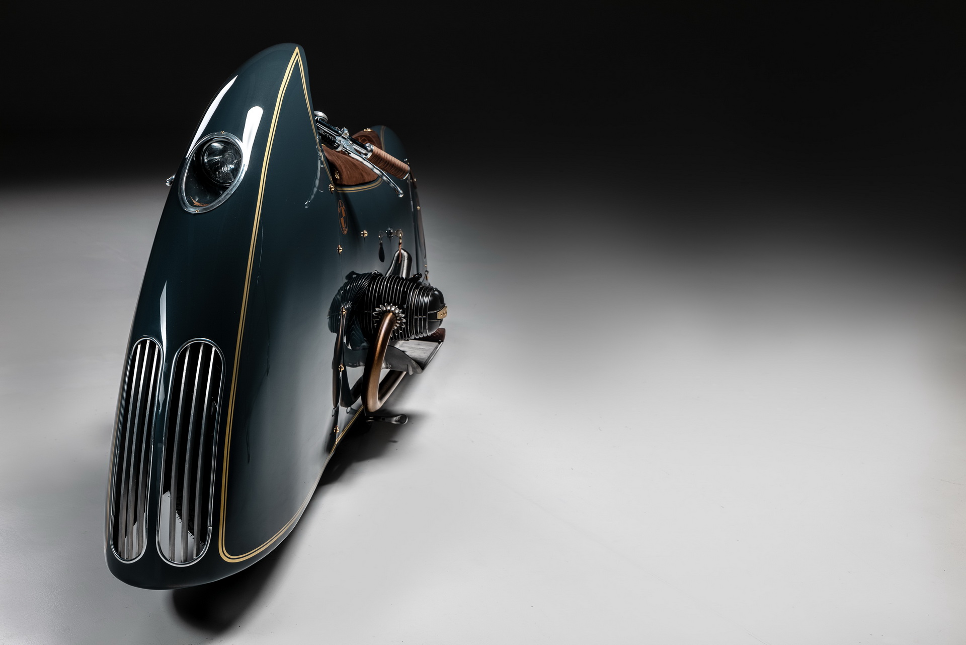 Steampunk-Styled BMW R100 Bike Has Its Own Wine Bottle Compartment