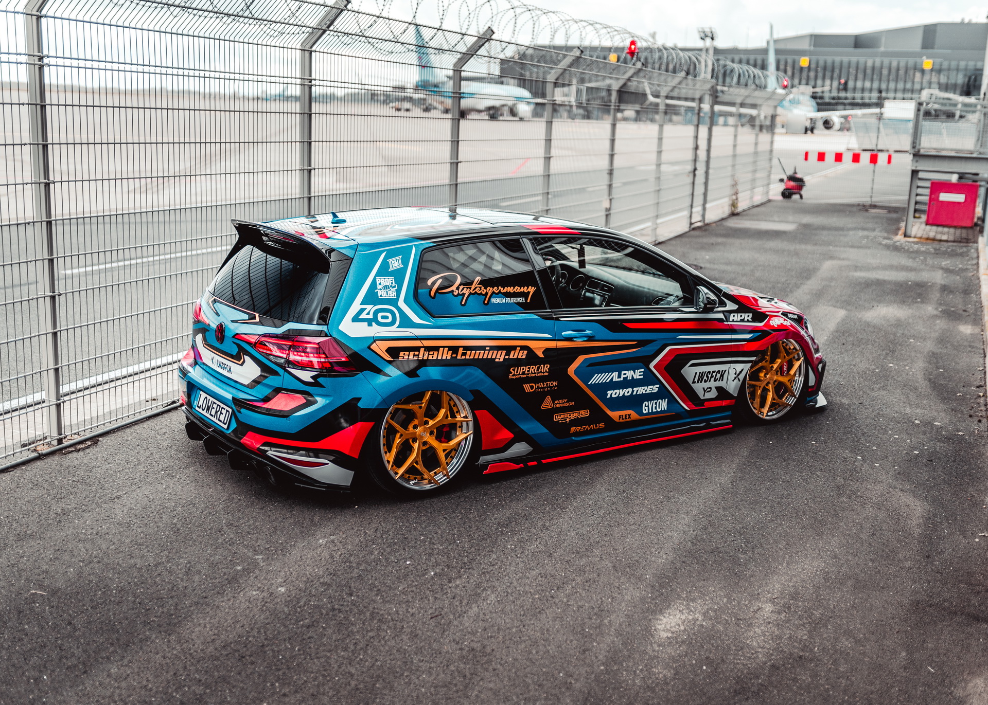 VW Golf GTI Clubsport Goes Flashy, Gets 414 HP Power Upgrade