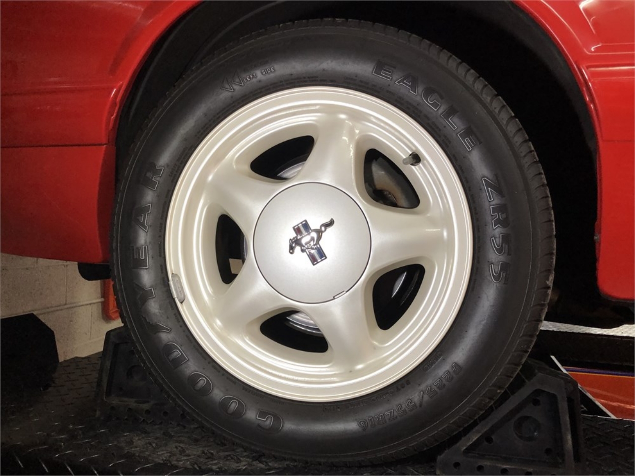 3,000-Mile 1992 Ford Mustang Convertible ‘Summer Edition’ Is A Total Fox