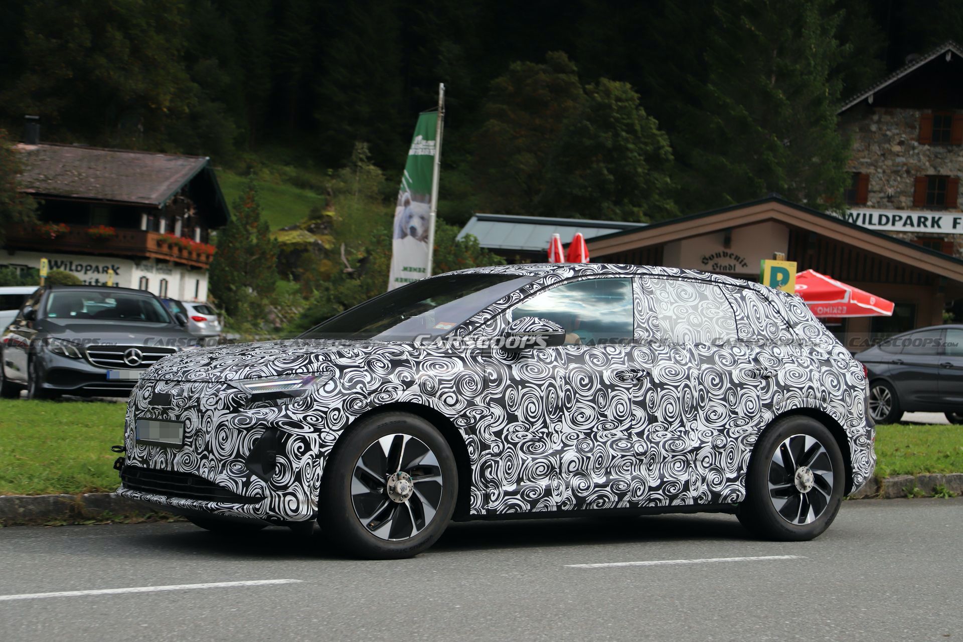 New Audi Q4 e-tron And Q4 e-tron Sportback Show Their Differences While Testing Together