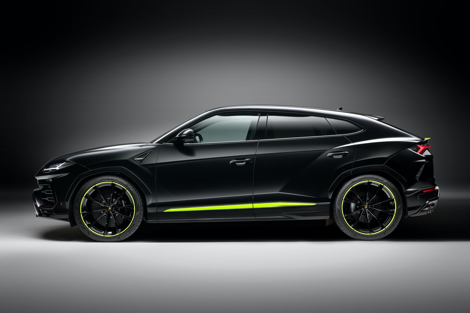 New Lamborghini Urus Graphite Capsule Looks Like A Tuner Build, But It’s An Official Package