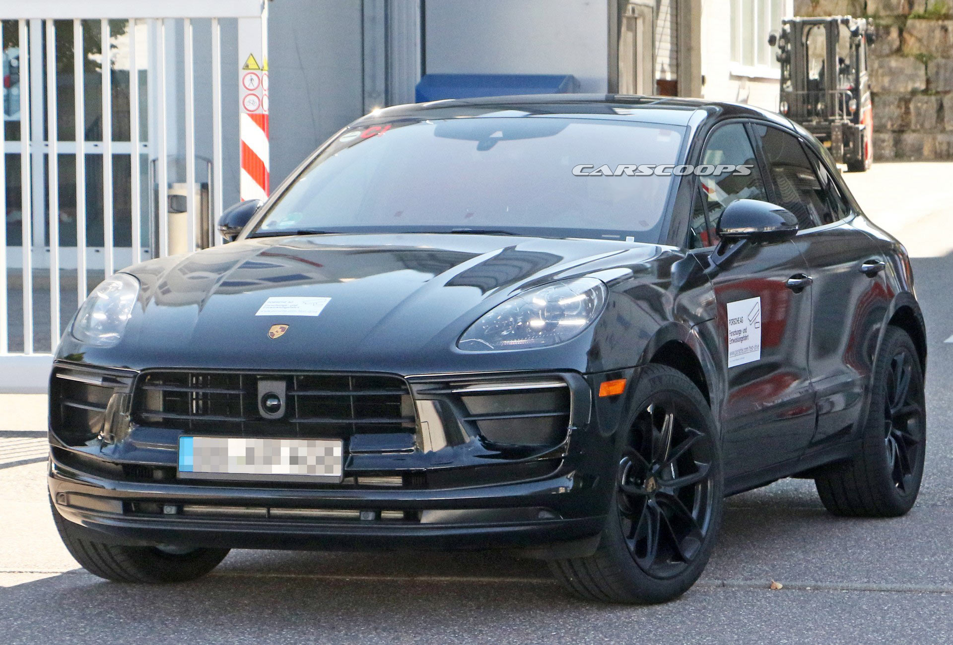 Facelifted Porsche Macan Spied Inside And Out, Will Be Sold Alongside The Upcoming Electric Version