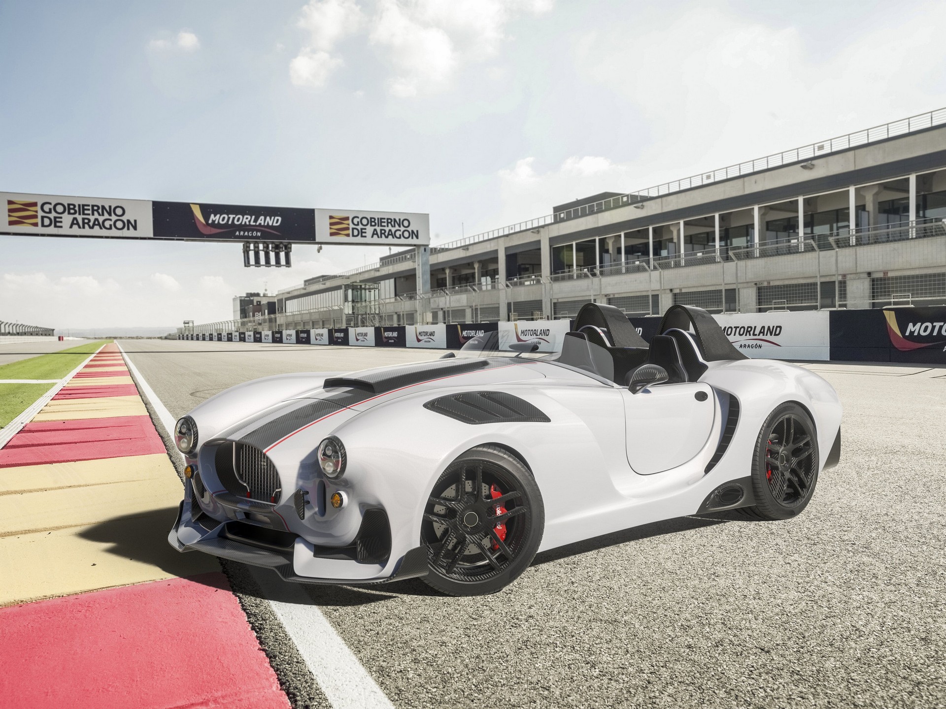 The Knight Vision R Wants To Be A Modern, High-Tech Shelby Cobra With A V8 And Two Electric Motors