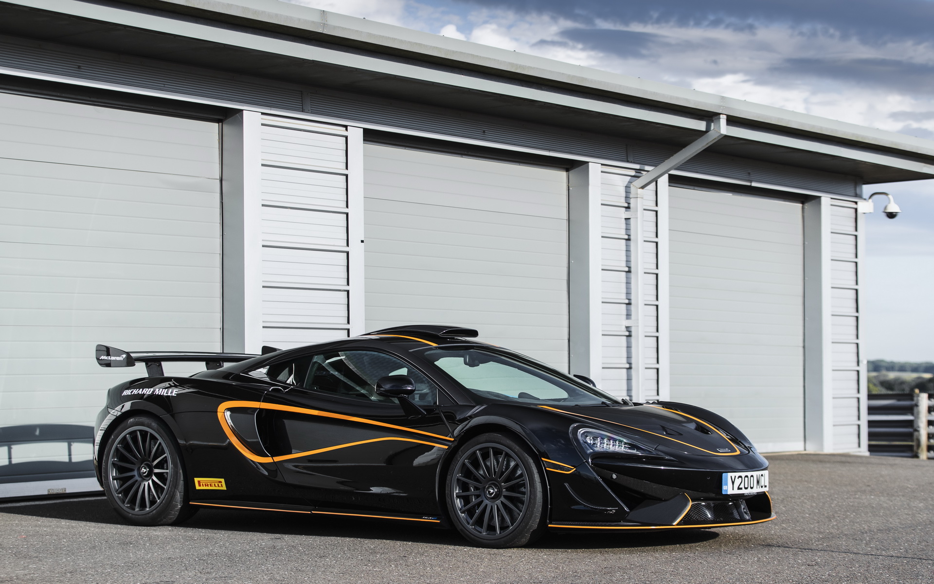 McLaren 620R Now Available With MSO’s ‘R Pack’: Roof Scoop Anyone?