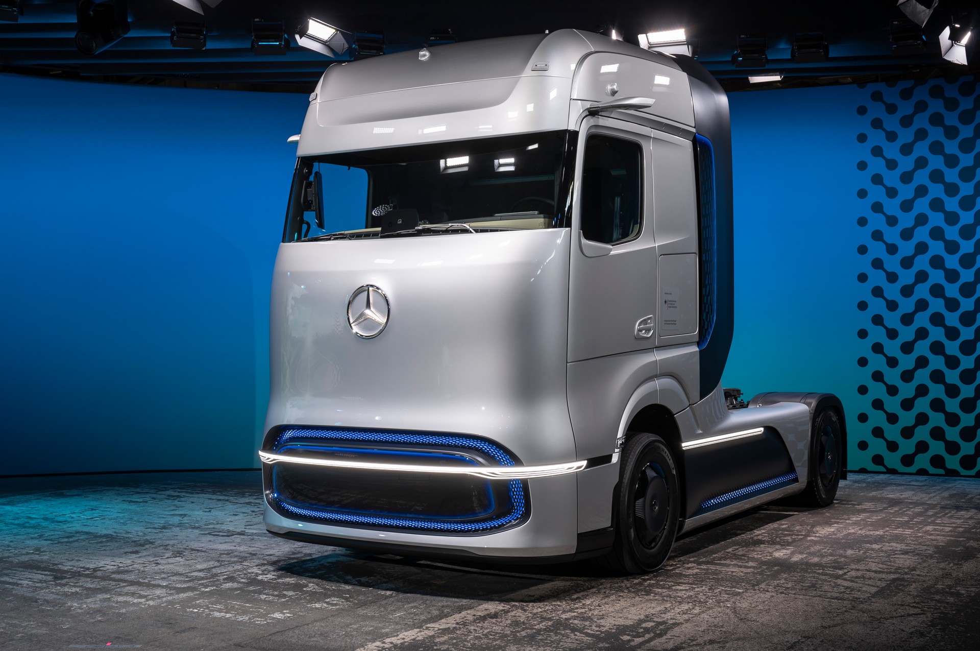 New Mercedes-Benz GenH2 Fuel-Cell Semi Concept Previews Production Model Coming Soon