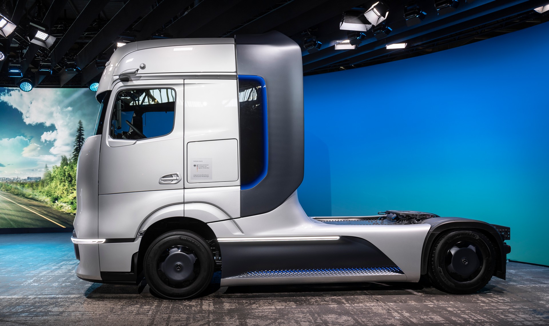 New Mercedes-Benz GenH2 Fuel-Cell Semi Concept Previews Production Model Coming Soon