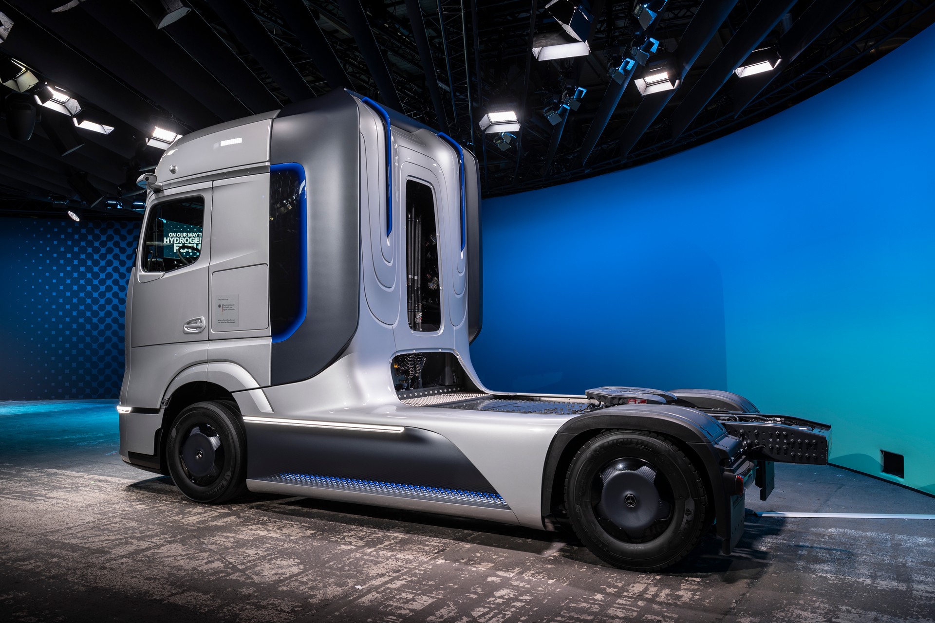 New Mercedes-Benz GenH2 Fuel-Cell Semi Concept Previews Production Model Coming Soon