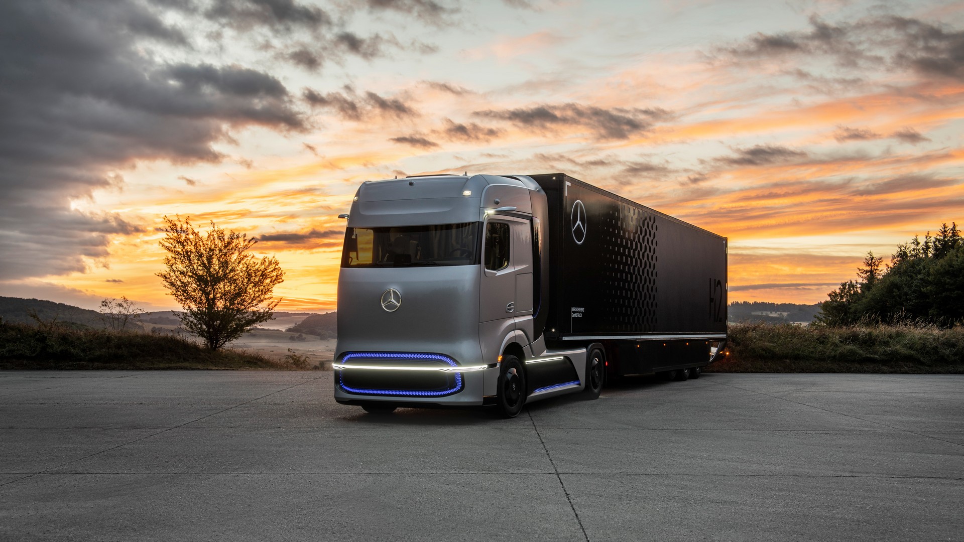 New Mercedes-Benz GenH2 Fuel-Cell Semi Concept Previews Production Model Coming Soon