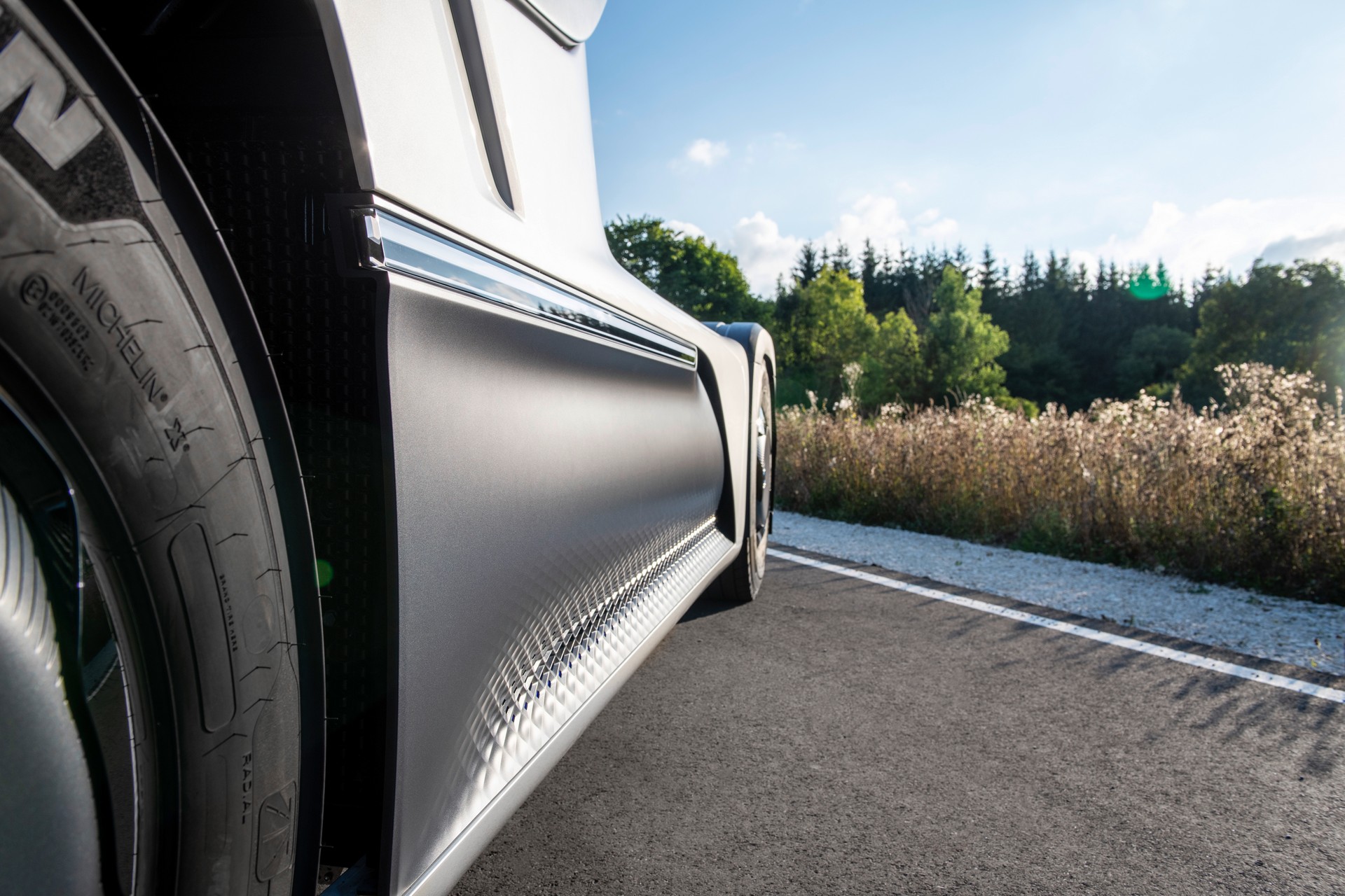 New Mercedes-Benz GenH2 Fuel-Cell Semi Concept Previews Production Model Coming Soon