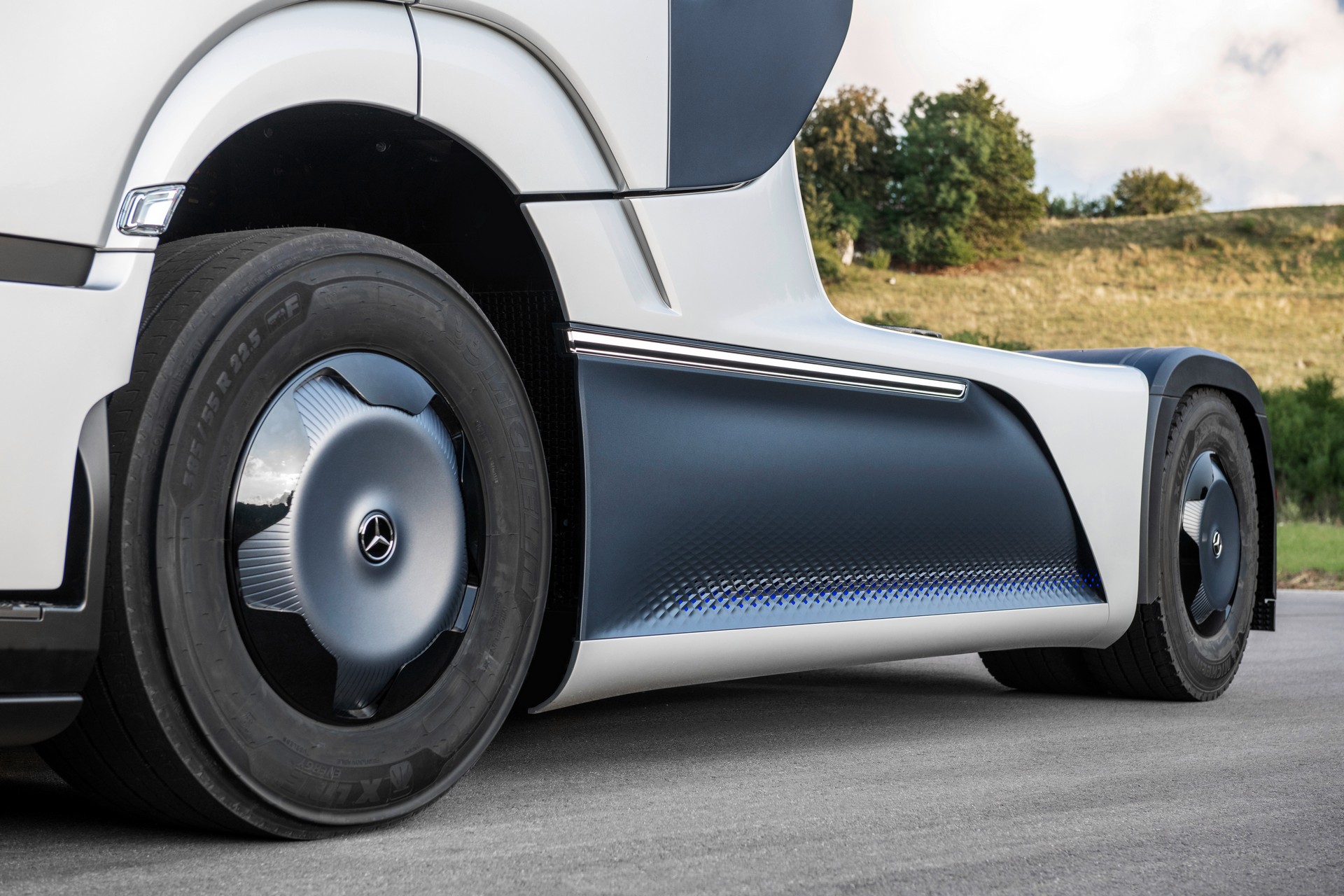 New Mercedes-Benz GenH2 Fuel-Cell Semi Concept Previews Production Model Coming Soon