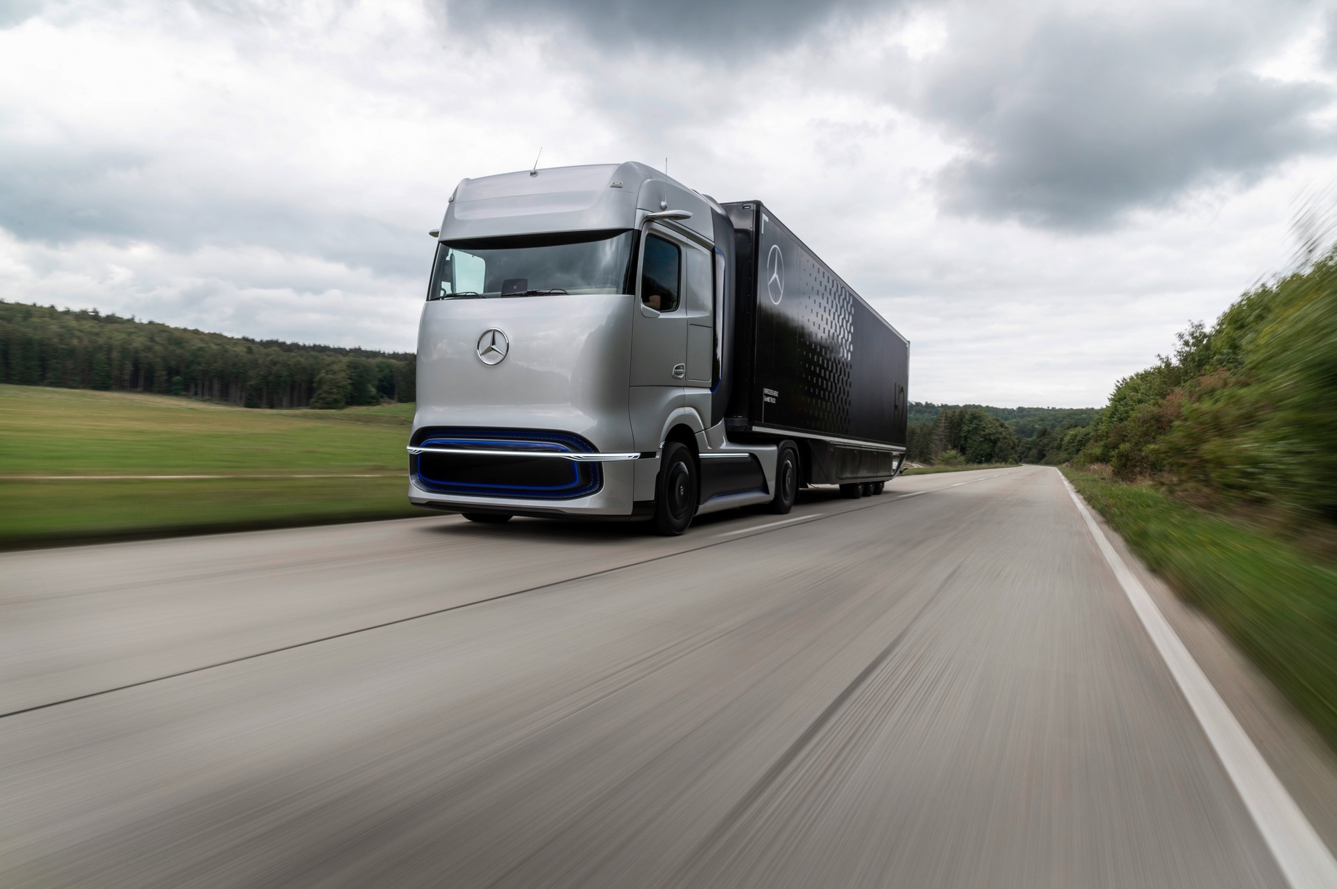 New Mercedes-Benz GenH2 Fuel-Cell Semi Concept Previews Production Model Coming Soon