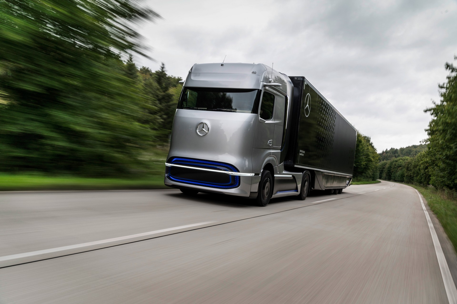 New Mercedes-Benz GenH2 Fuel-Cell Semi Concept Previews Production Model Coming Soon