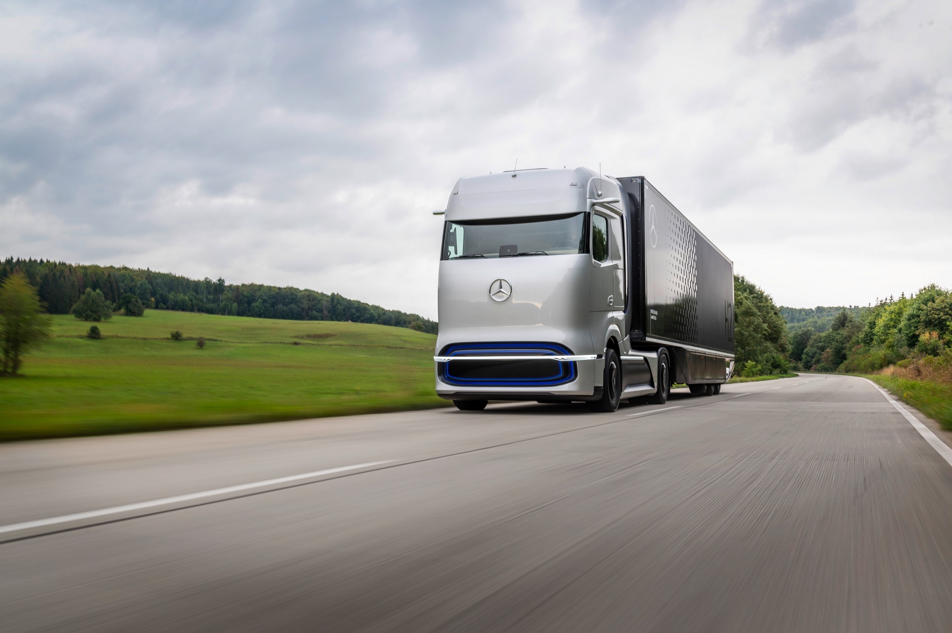 New Mercedes-Benz GenH2 Fuel-Cell Semi Concept Previews Production Model Coming Soon