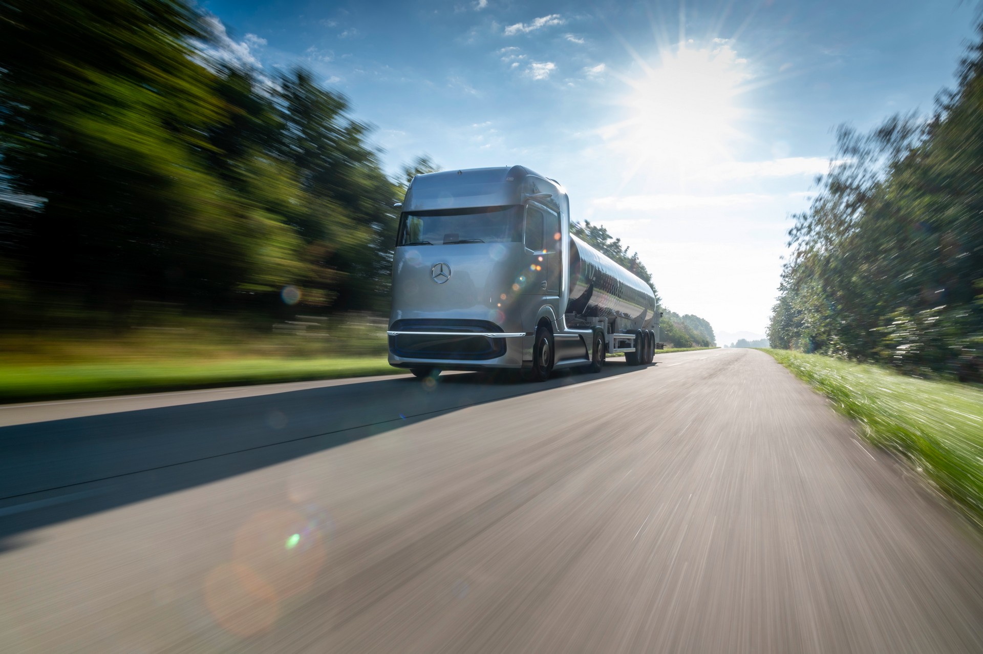 New Mercedes-Benz GenH2 Fuel-Cell Semi Concept Previews Production Model Coming Soon