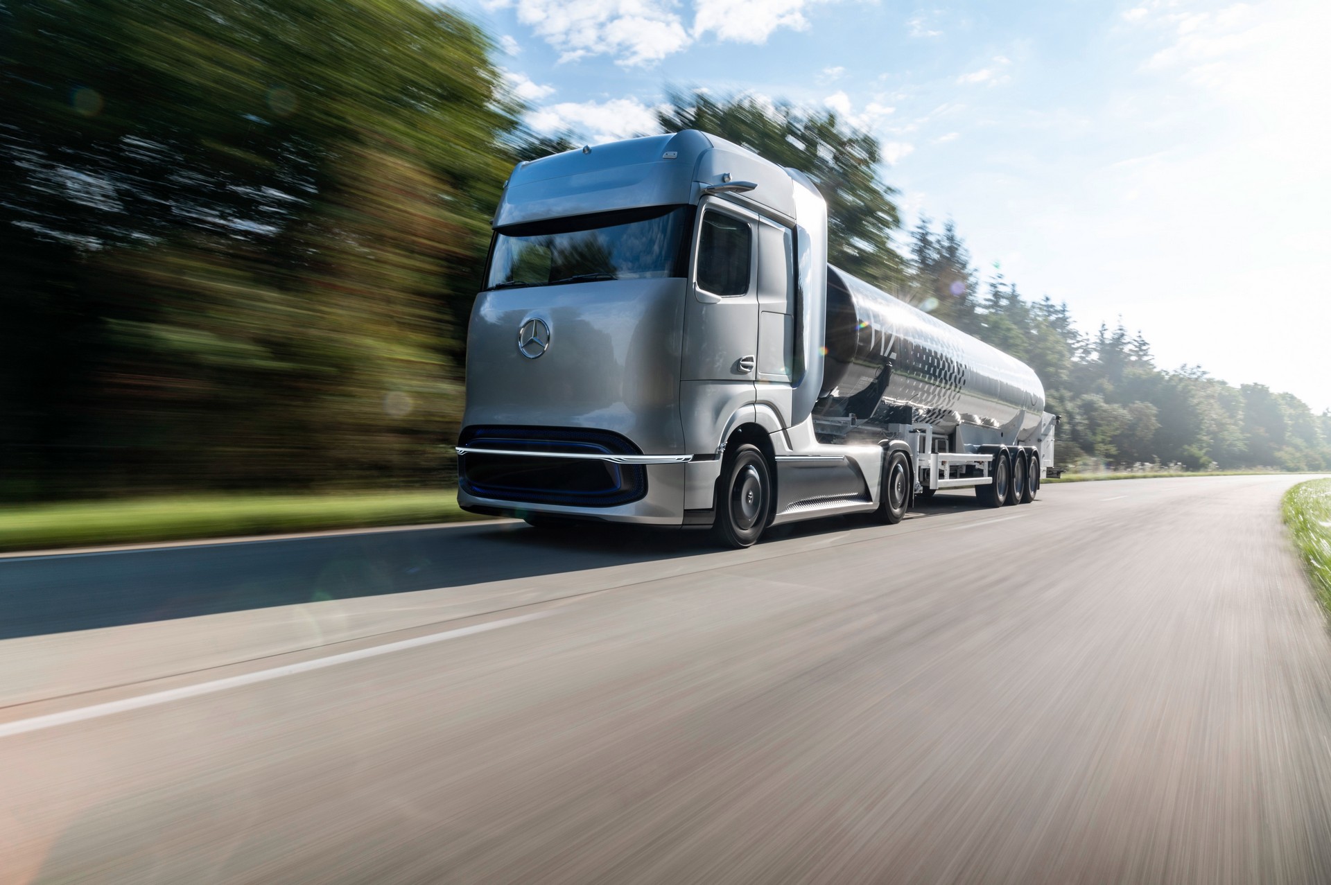 New Mercedes-Benz GenH2 Fuel-Cell Semi Concept Previews Production Model Coming Soon
