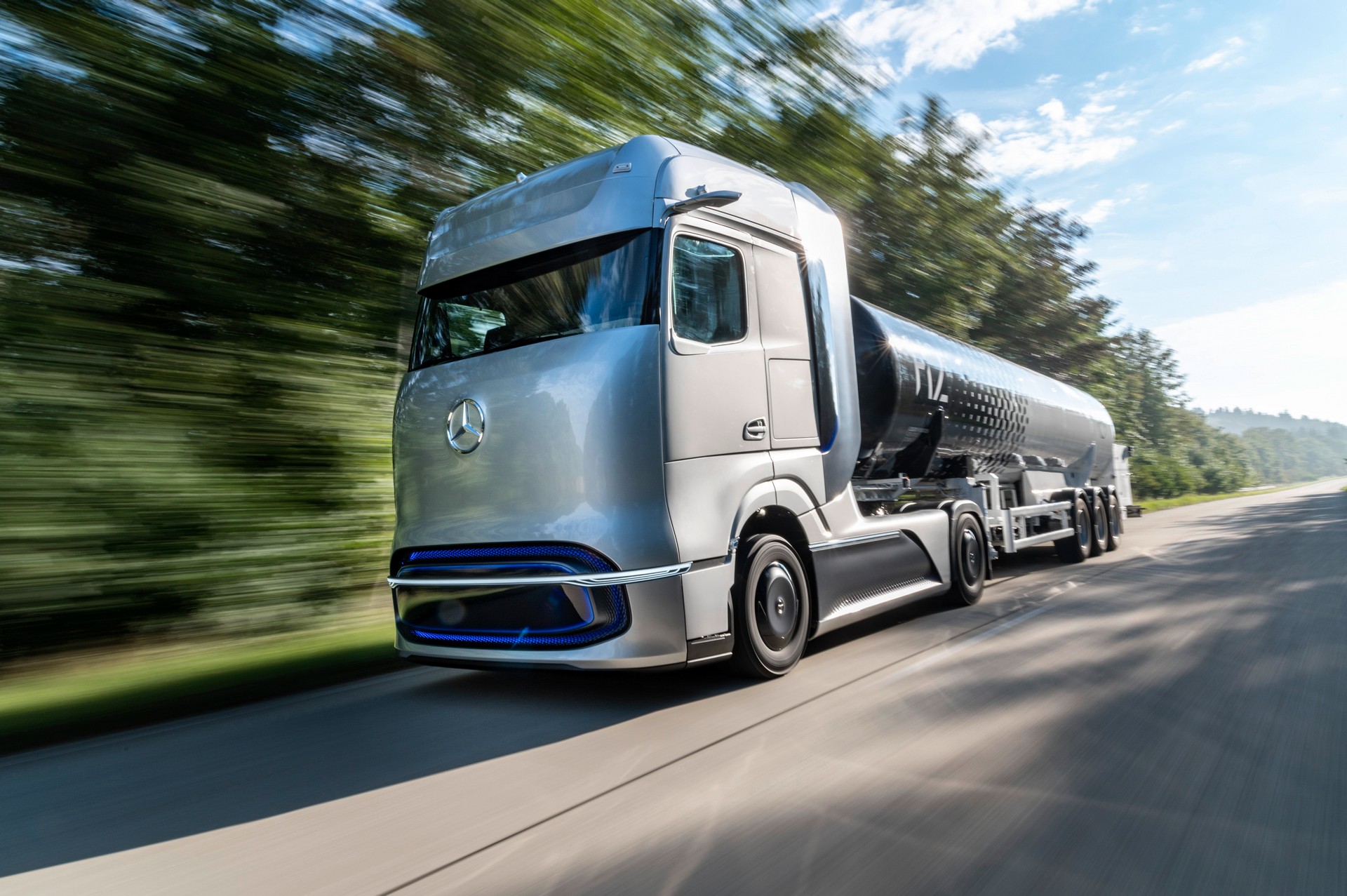 New Mercedes-Benz GenH2 Fuel-Cell Semi Concept Previews Production Model Coming Soon