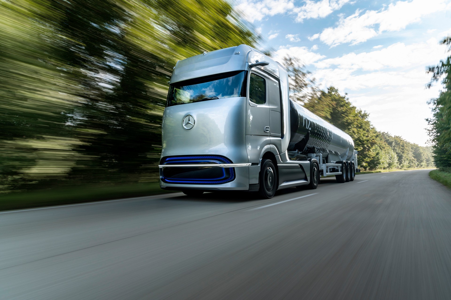 New Mercedes-Benz GenH2 Fuel-Cell Semi Concept Previews Production Model Coming Soon