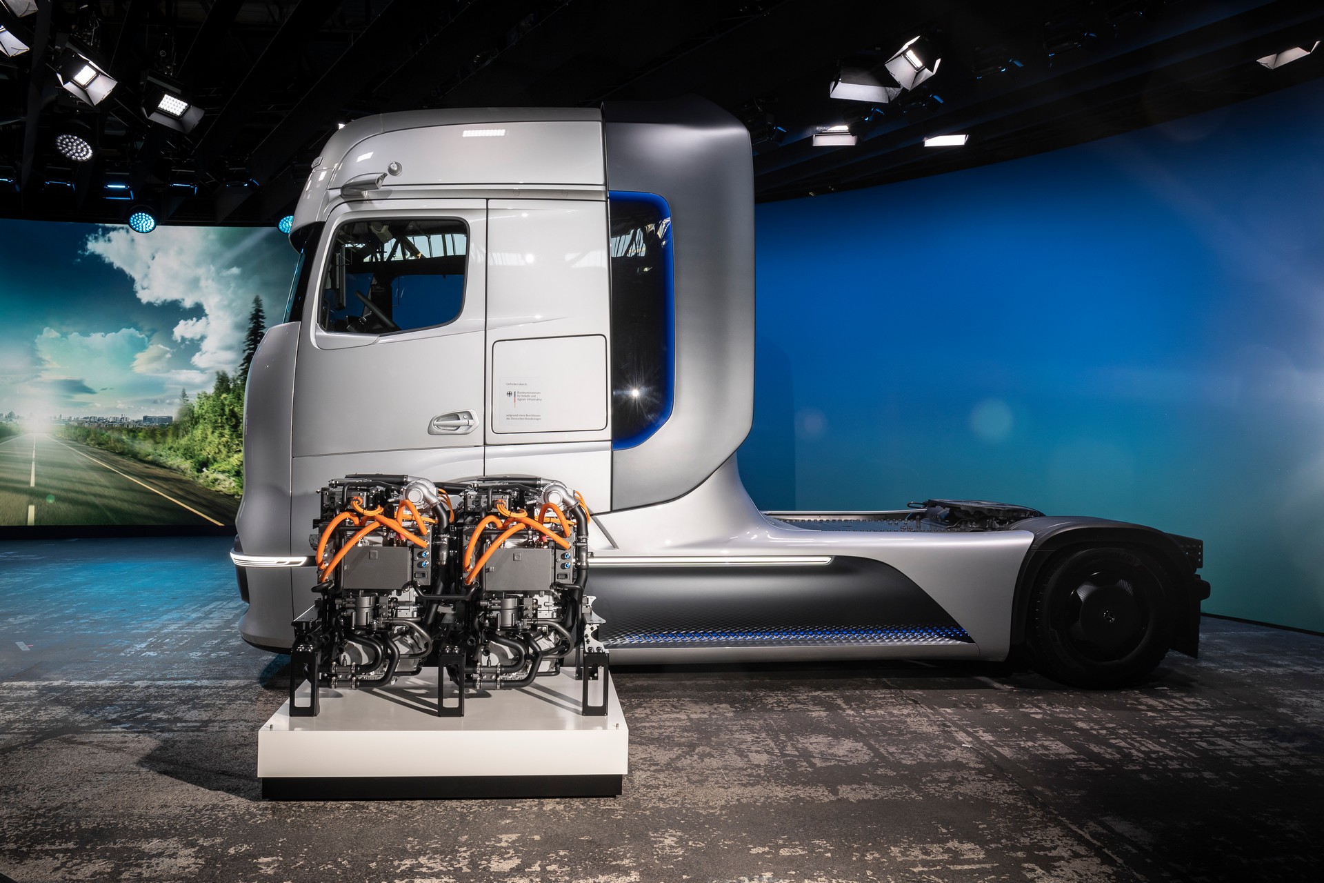 New Mercedes-Benz GenH2 Fuel-Cell Semi Concept Previews Production Model Coming Soon