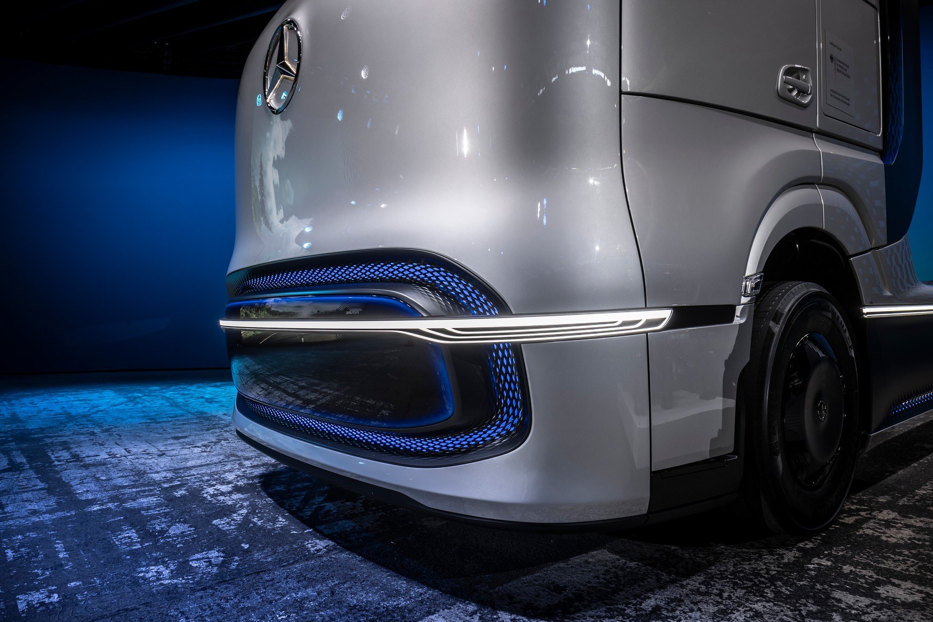 New Mercedes-Benz GenH2 Fuel-Cell Semi Concept Previews Production Model Coming Soon