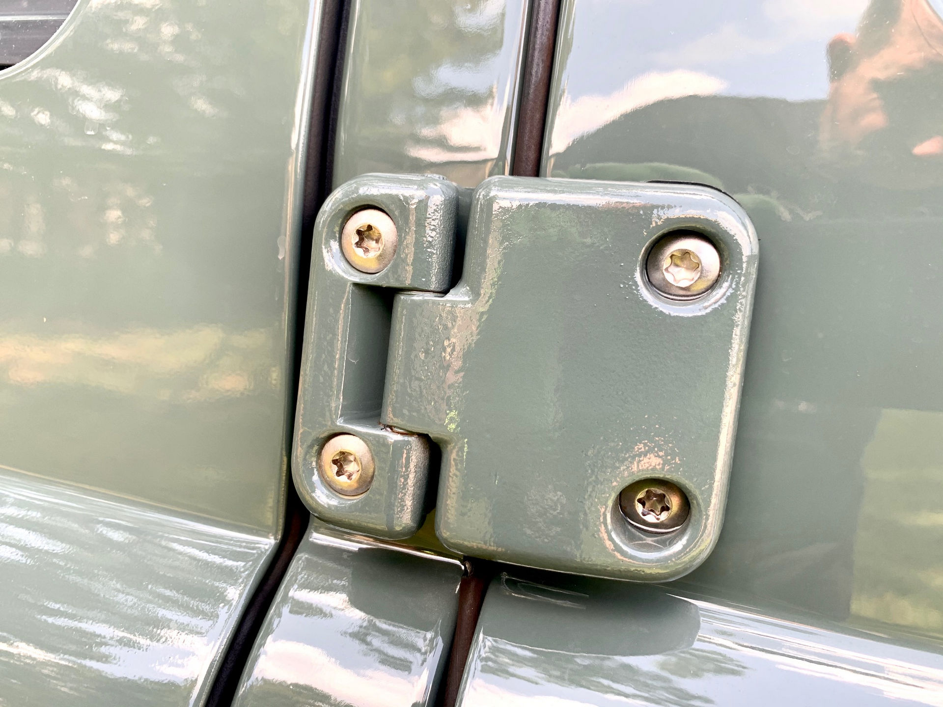 Osprey Unveils Classic Land Rover Defender With A 6.2-Liter V8