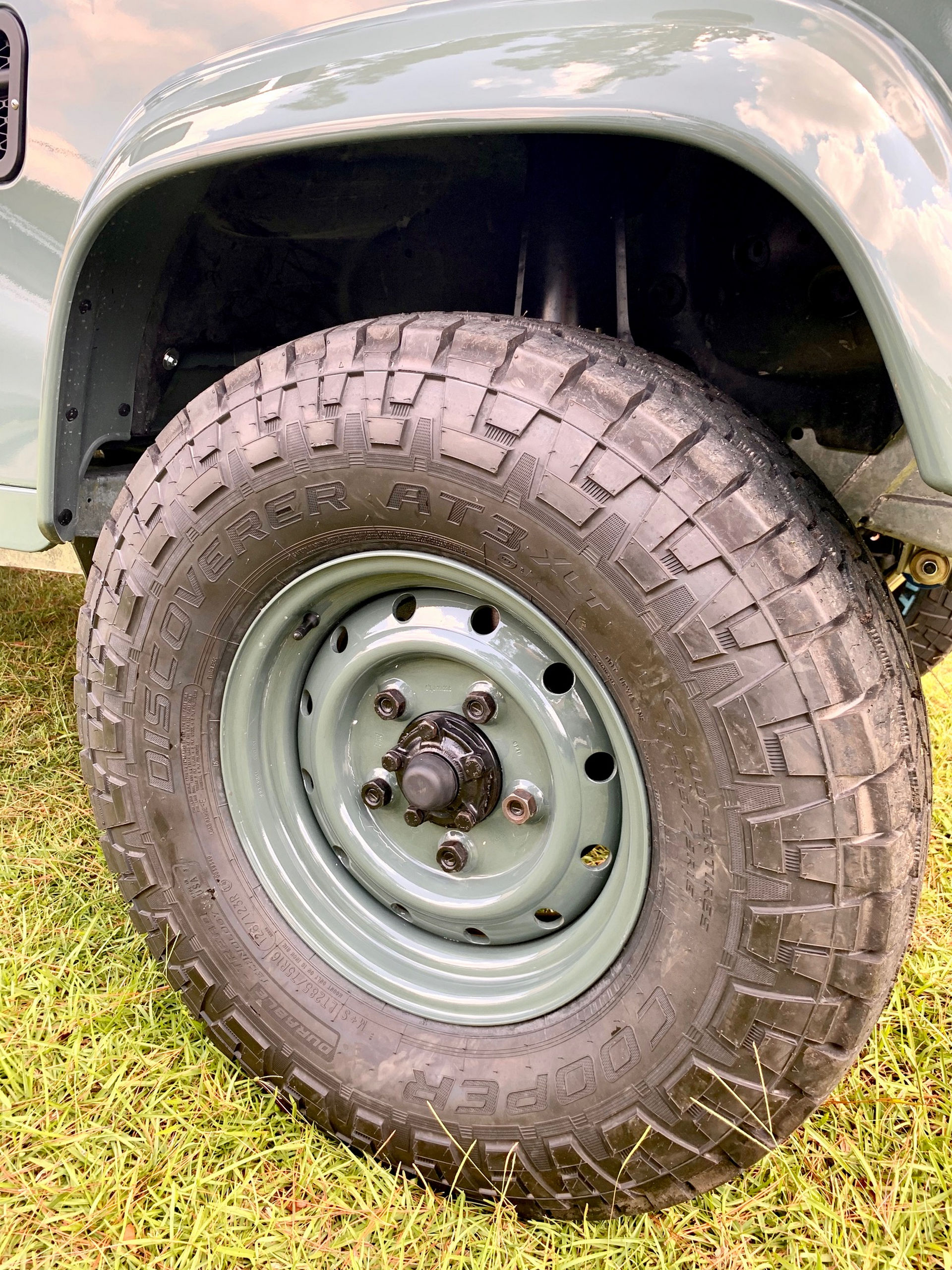 Osprey Unveils Classic Land Rover Defender With A 6.2-Liter V8